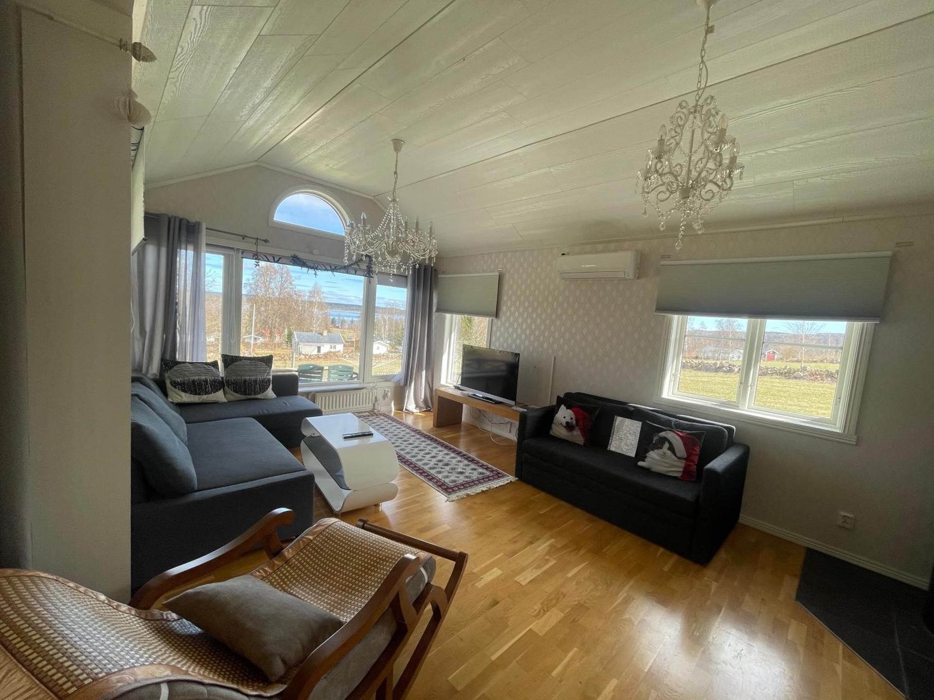 Luxury Villa by lake welcome you