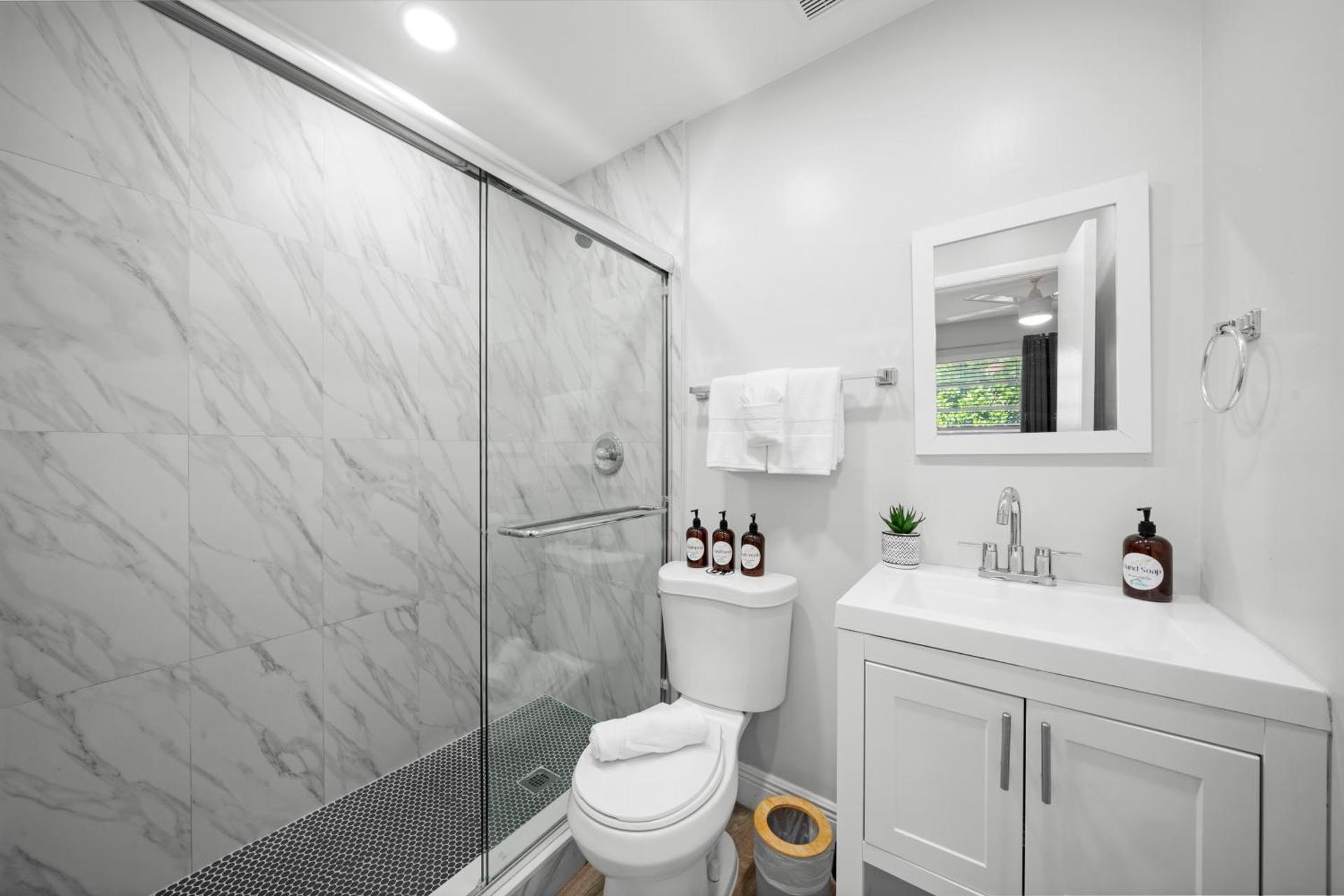 Bayview Regency Apartments By Lowkl