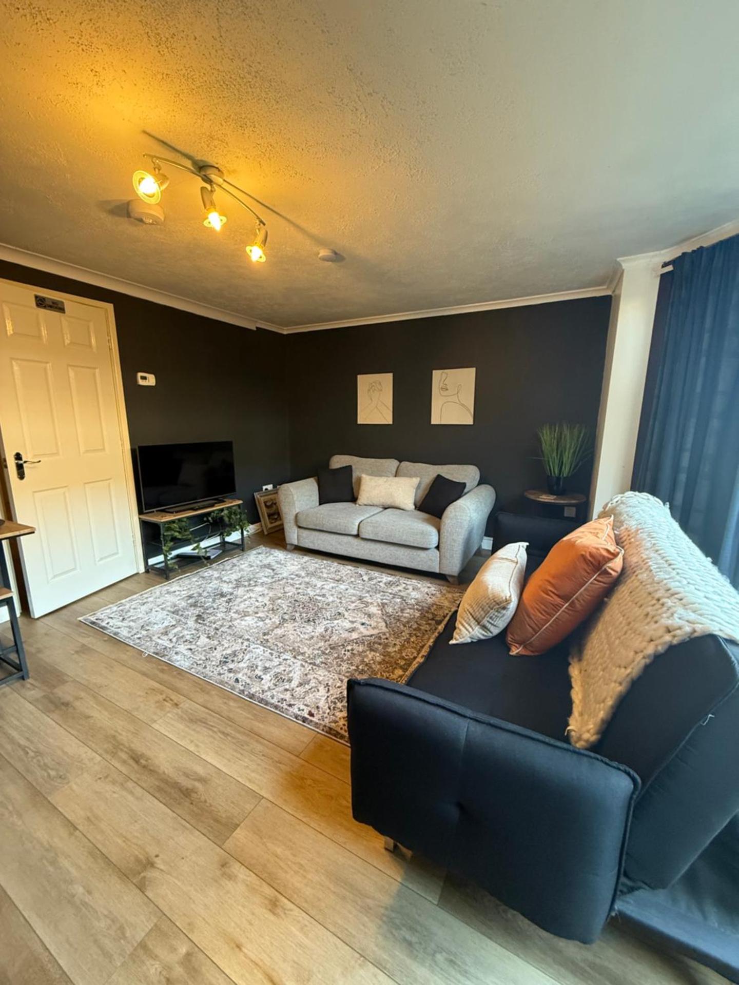 The Chapel - Worcester City - FREE Parking, WI-FI, Toiletries - TVs in rooms - Stocked kitchen - Entire Apart - Self Check-In - Outside Space