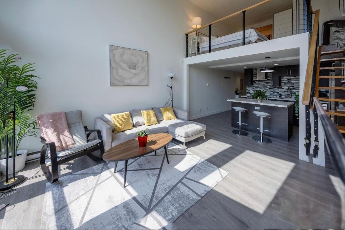 Modern top-floor 1-bedroom loft with free parking