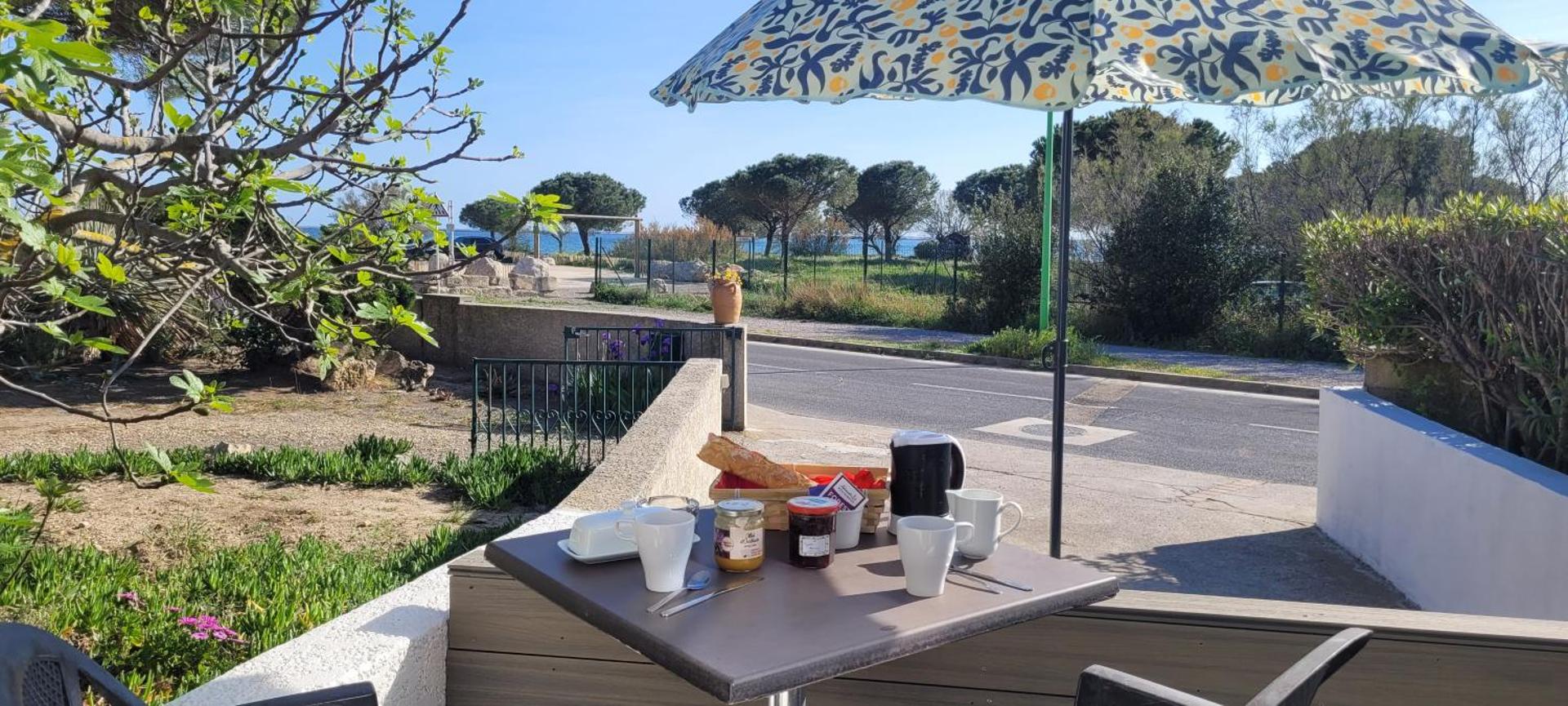 Mèze avec vue face à l'étang