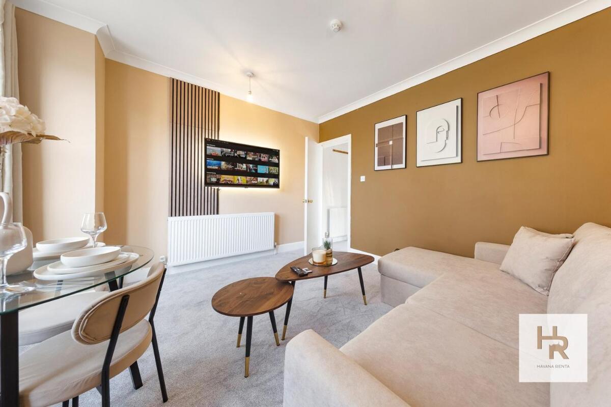 Prime Location - Stylish Retreat - WIFI & Netflix