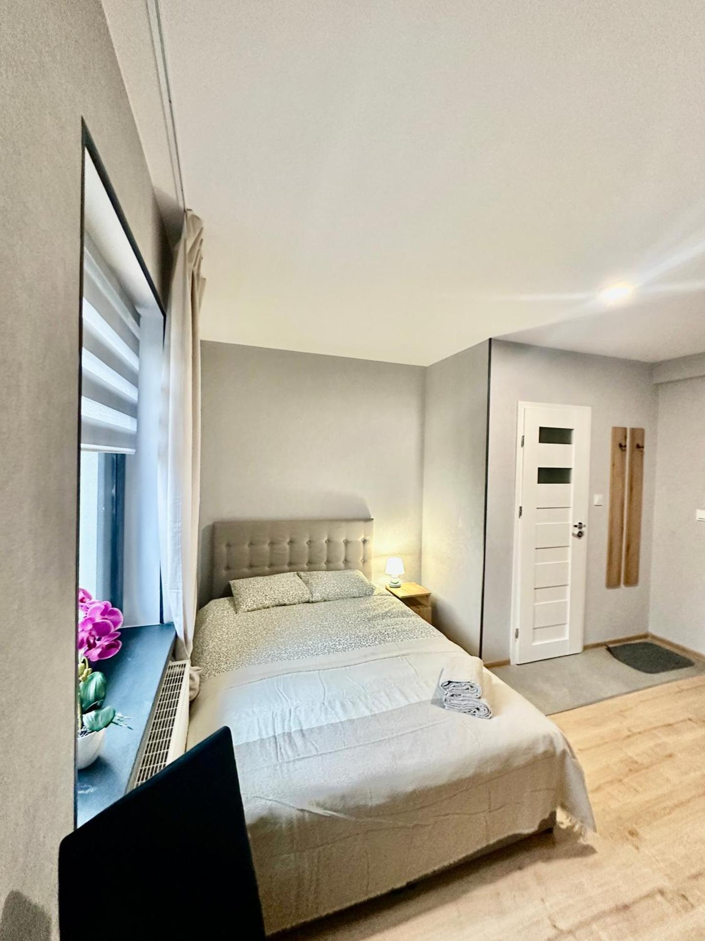 Poziom 4 - Prywatny prysznic, wspólne WC