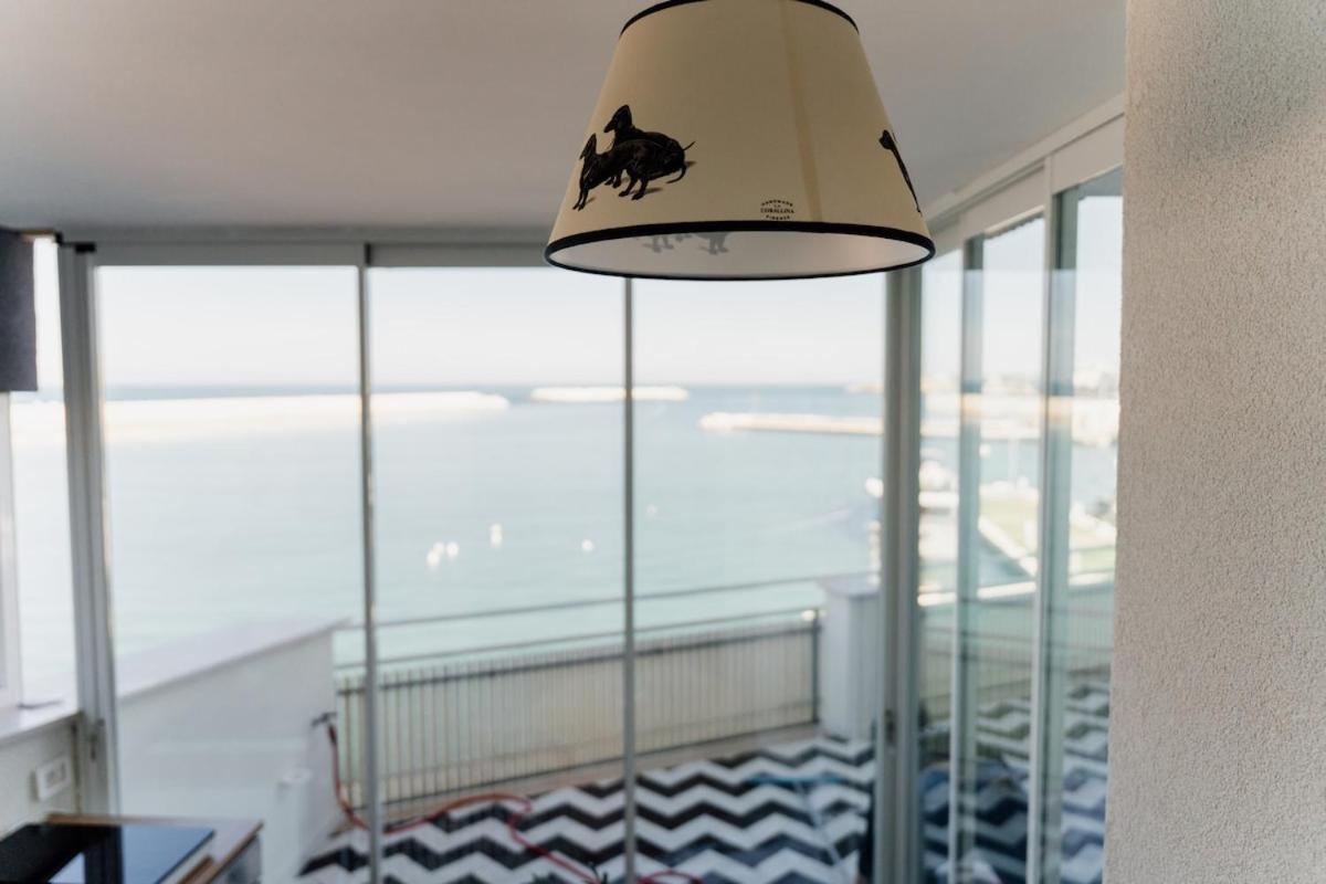 Versace on the floor Water suite