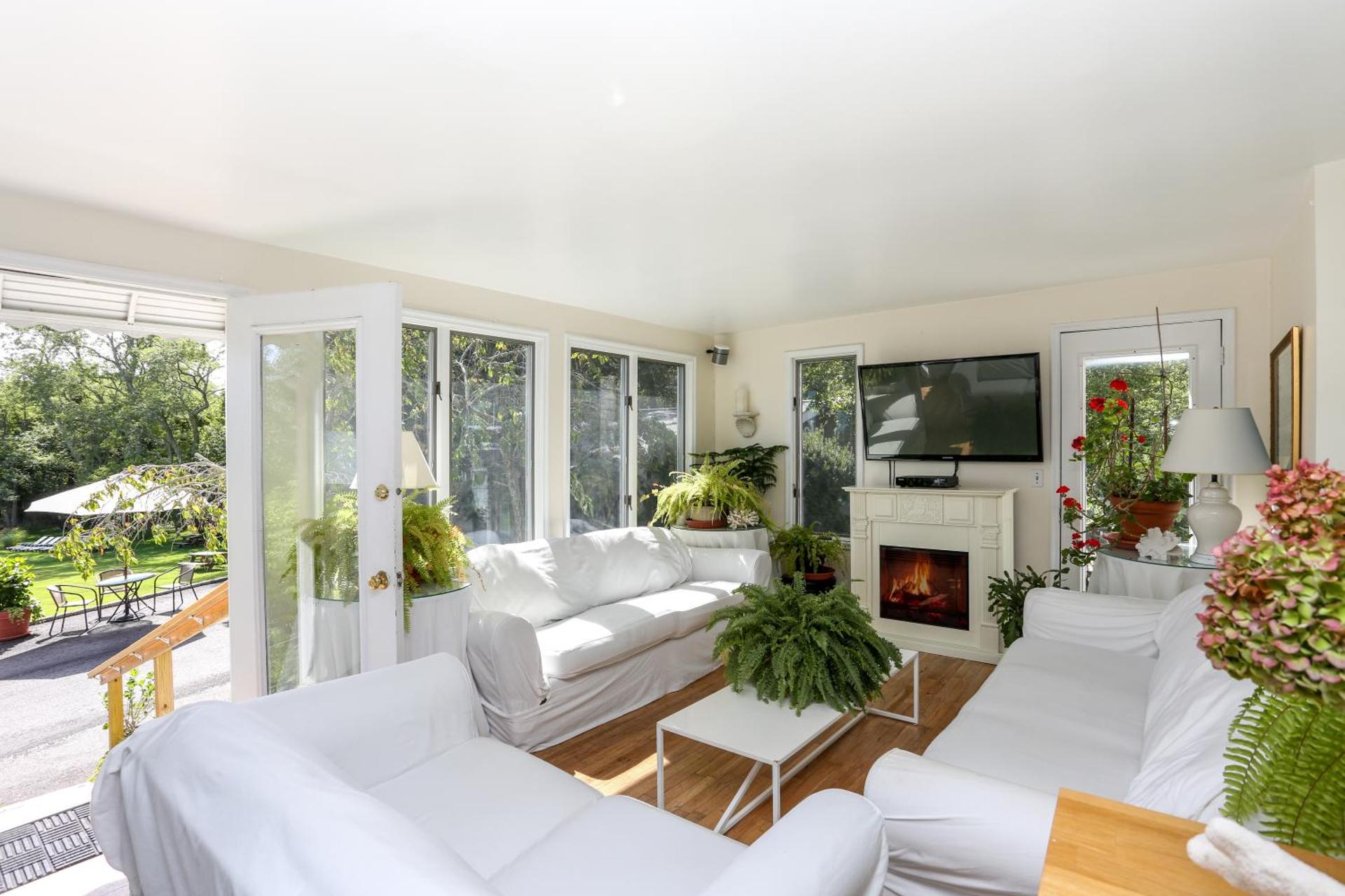 Communal lounge/ TV room