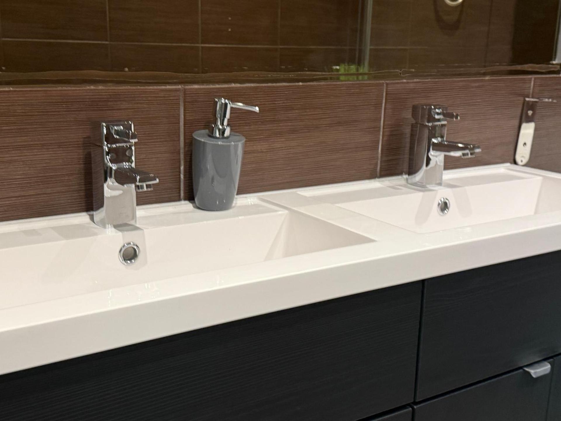 Amazing 10 bed apt on Mathew Street Sleeps 18