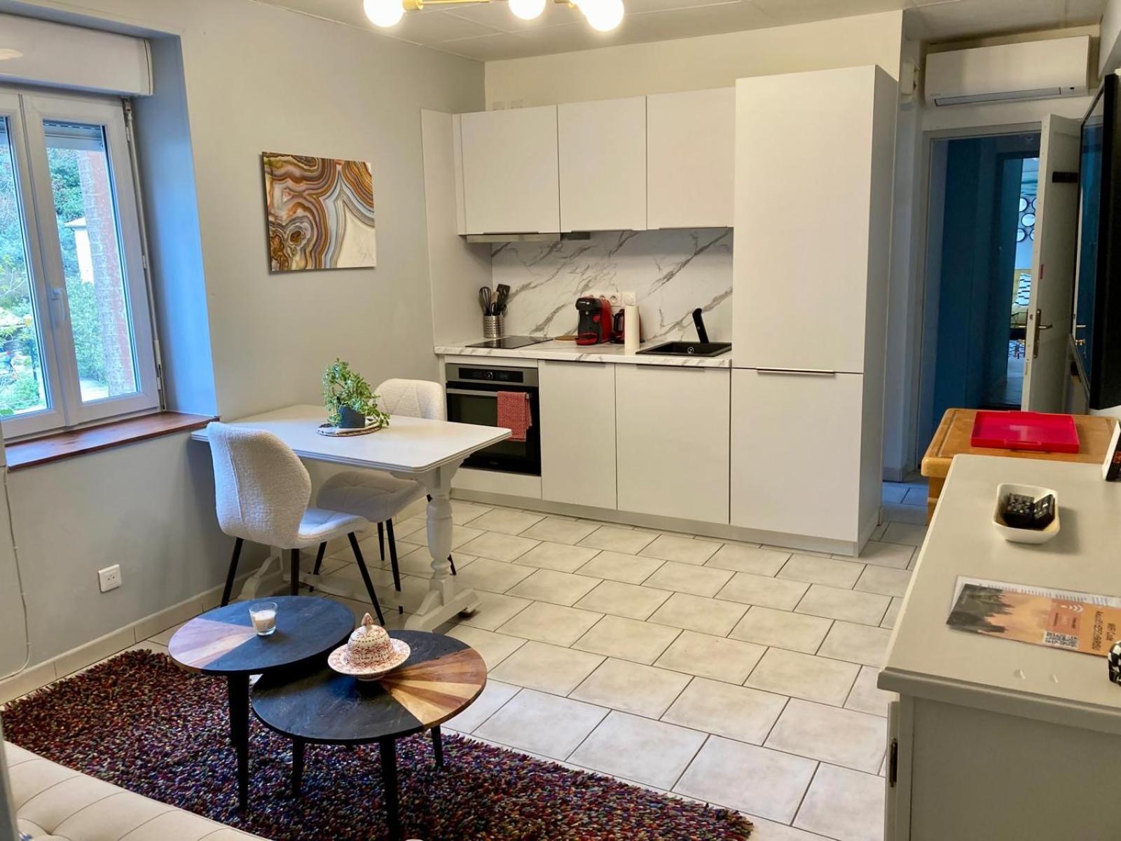 Bijou SURDESPINE air conditioned 100m to Historic 4 Cathar Châteaux Lastours access to a very pretty riverside garden!!