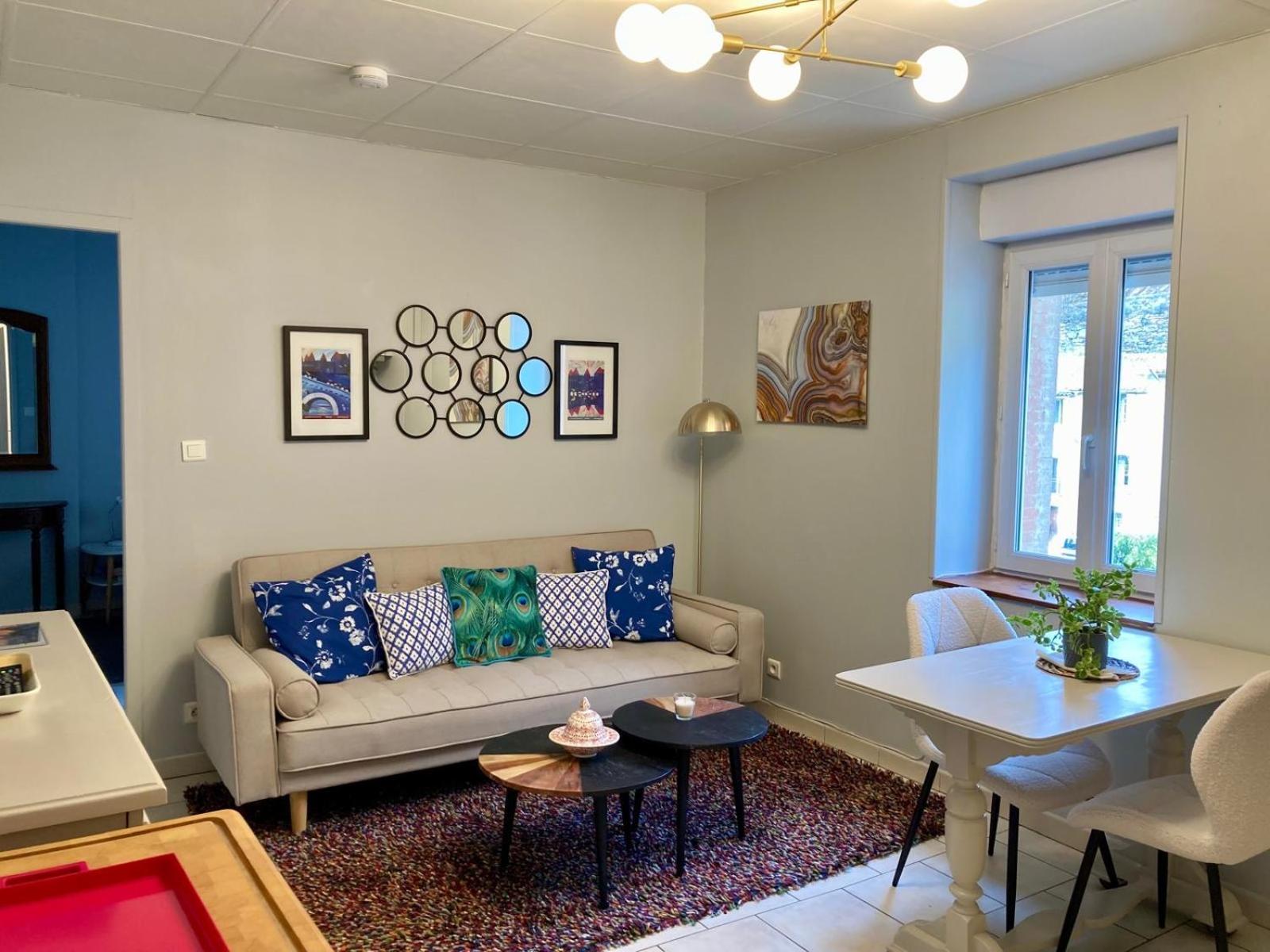 Bijou SURDESPINE air conditioned 100m to Historic 4 Cathar Châteaux Lastours access to a very pretty riverside garden!!