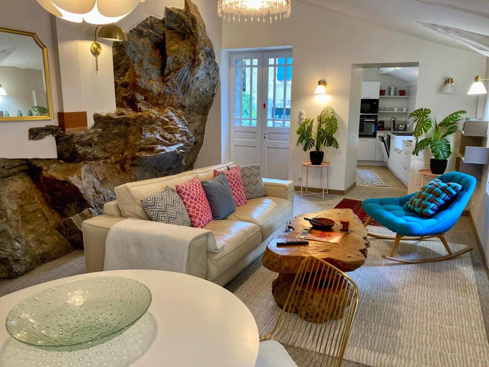 Maison CABARET Luxury 4 Star Air Conditioned 100m to 4 Cathar Châteaux Lastours private Terrasse with views!!