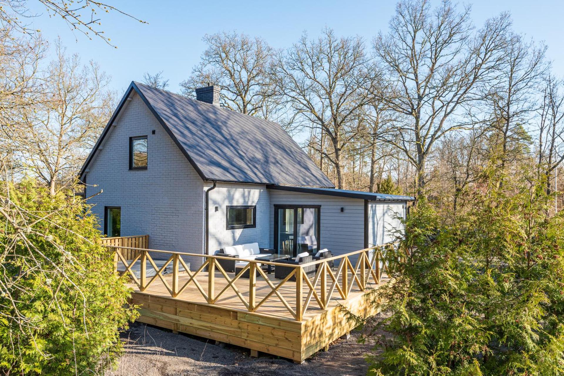 Nyrenoverad villa med spabad i Mörrum