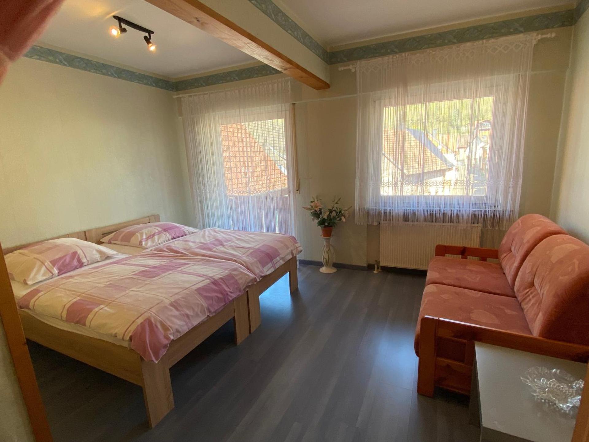 Ferienhaus im schönen Winzerdorf Kirschroth mit Sonnenterrasse und Wintergarten