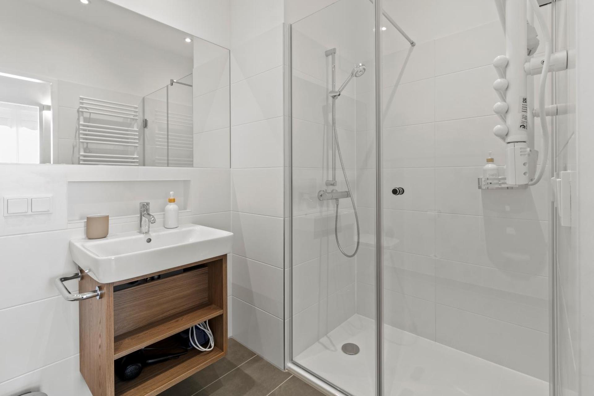 4 Min to Metro I 12 Min to Inner City I Top Wifi