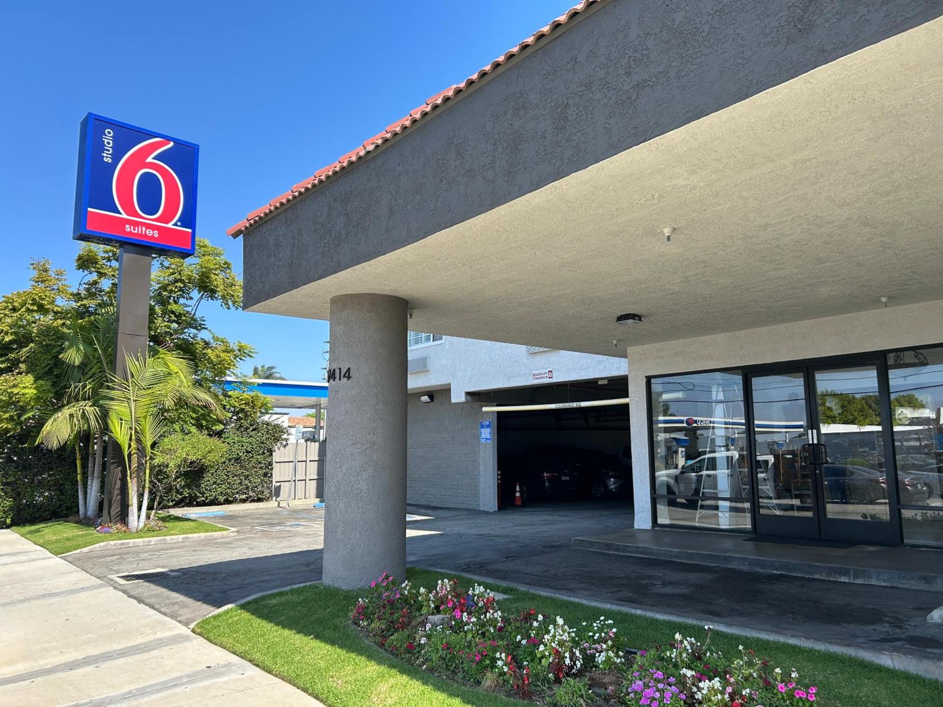 Studio 6 Suites Gardena, CA