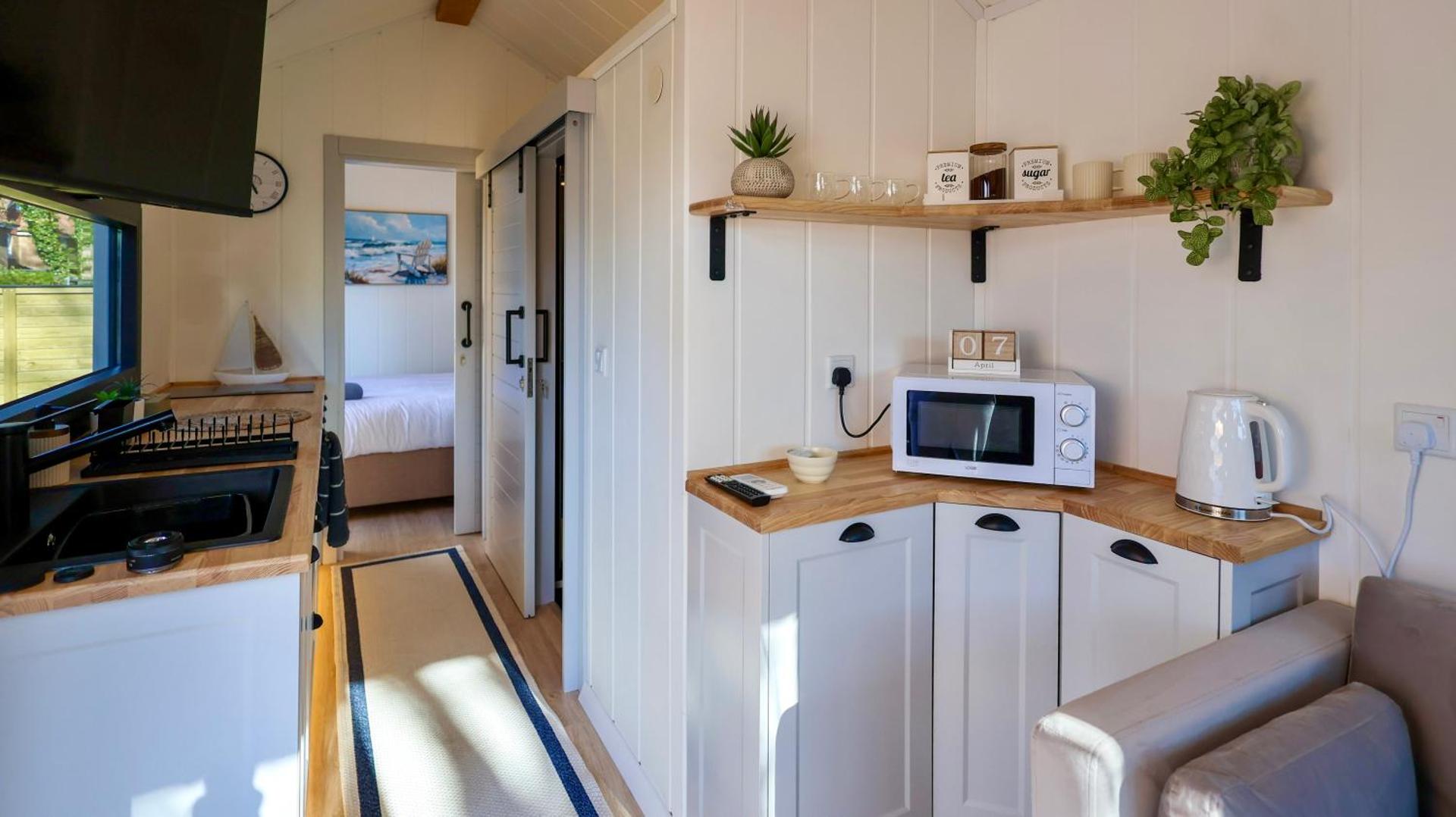 The Gatwick Cabin With Airport Parking Available