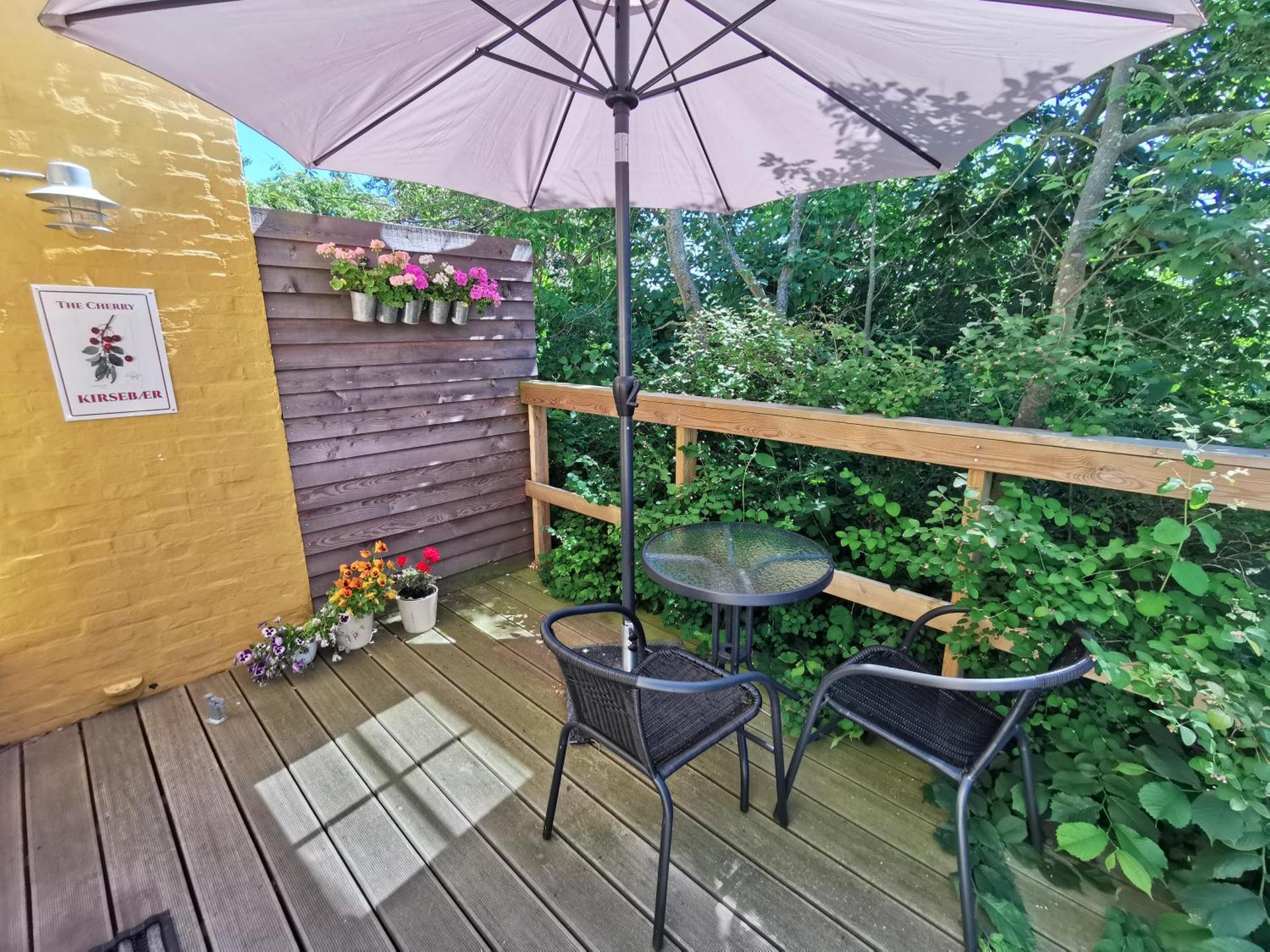 The Cherry Apartment - 'Den Gule Svane' Guest House near Rønne & Beach