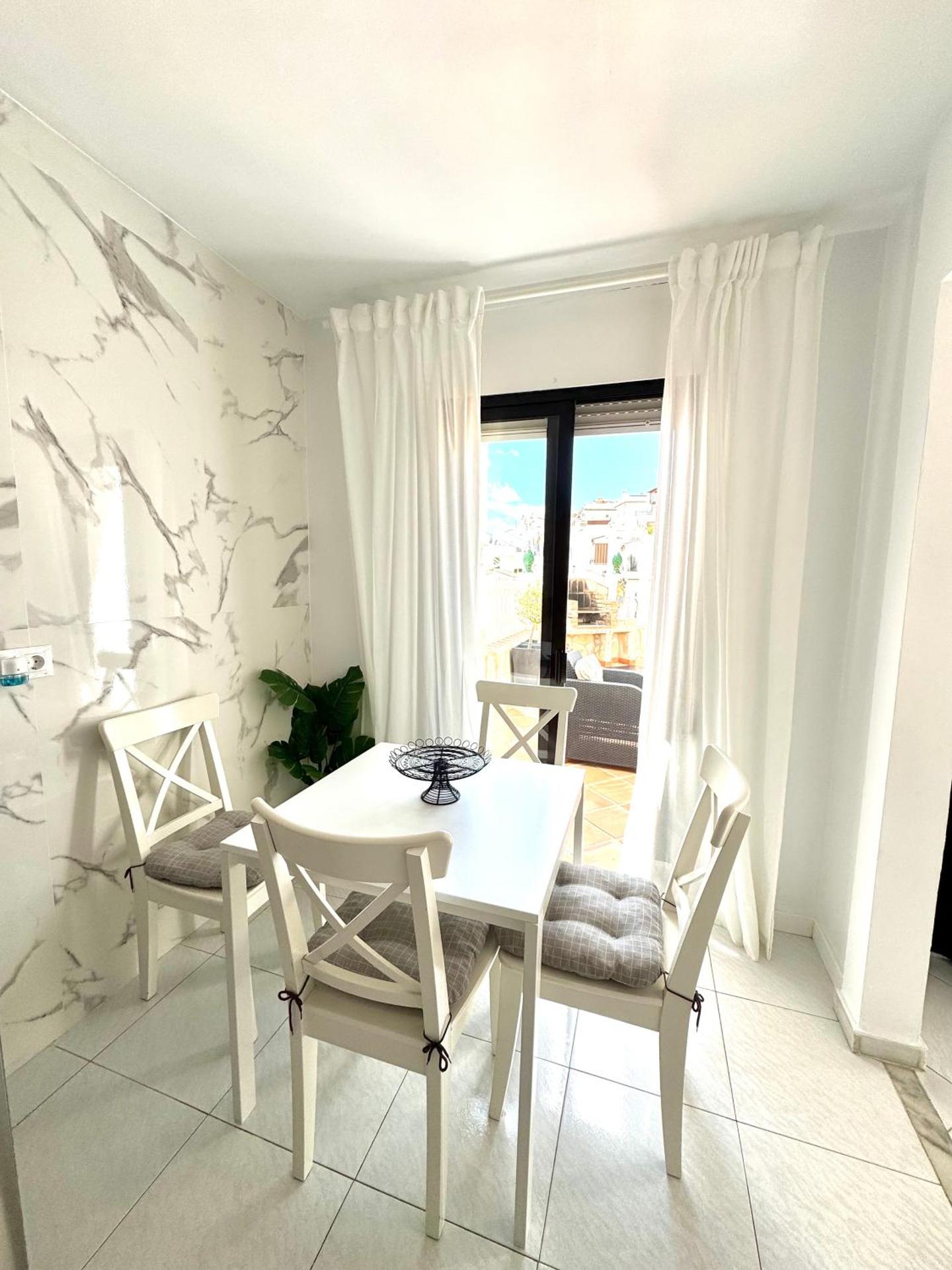 Casa en Nerja con gran terraza, muy luminosa y en tranquila urbanización