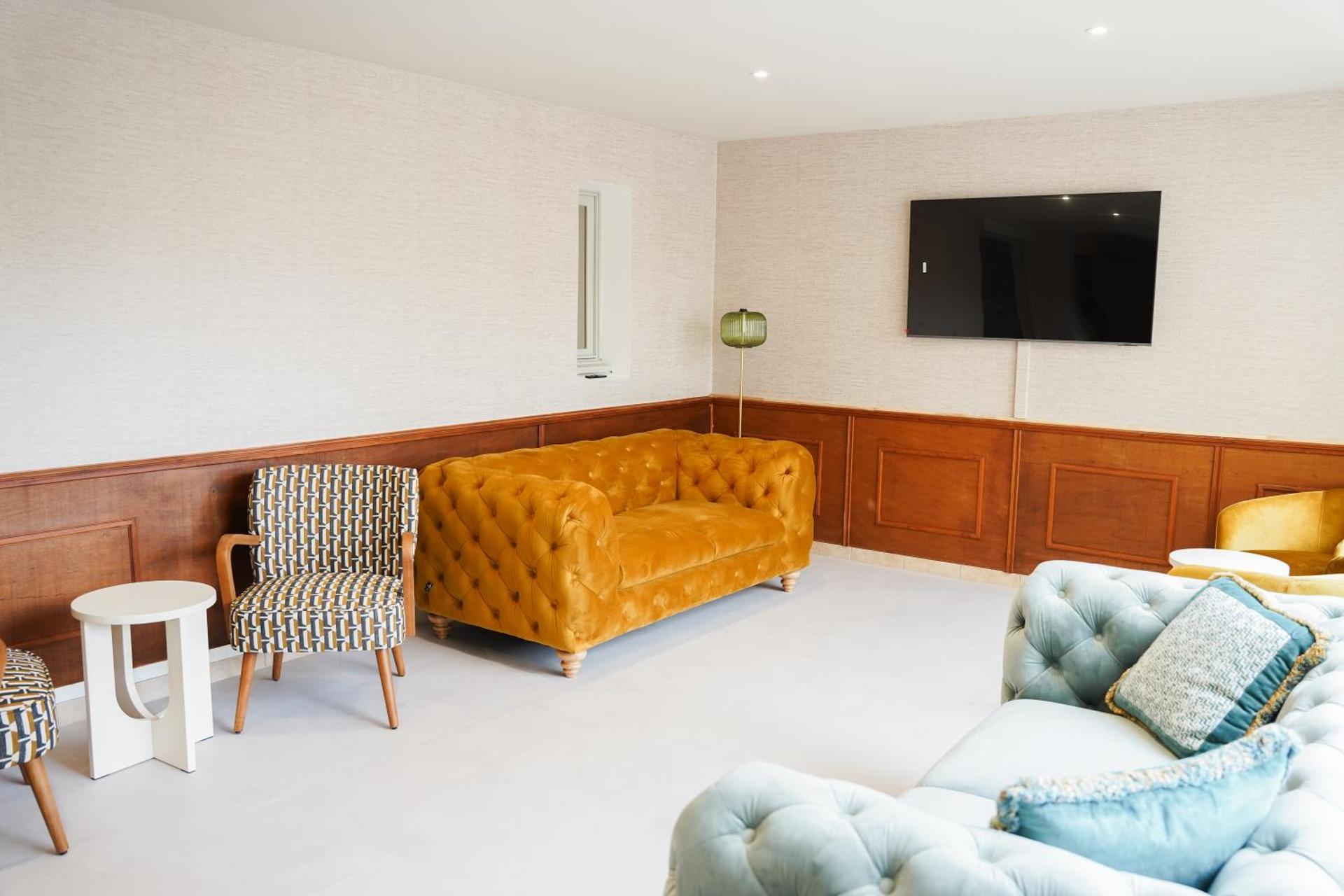 Communal lounge/ TV room