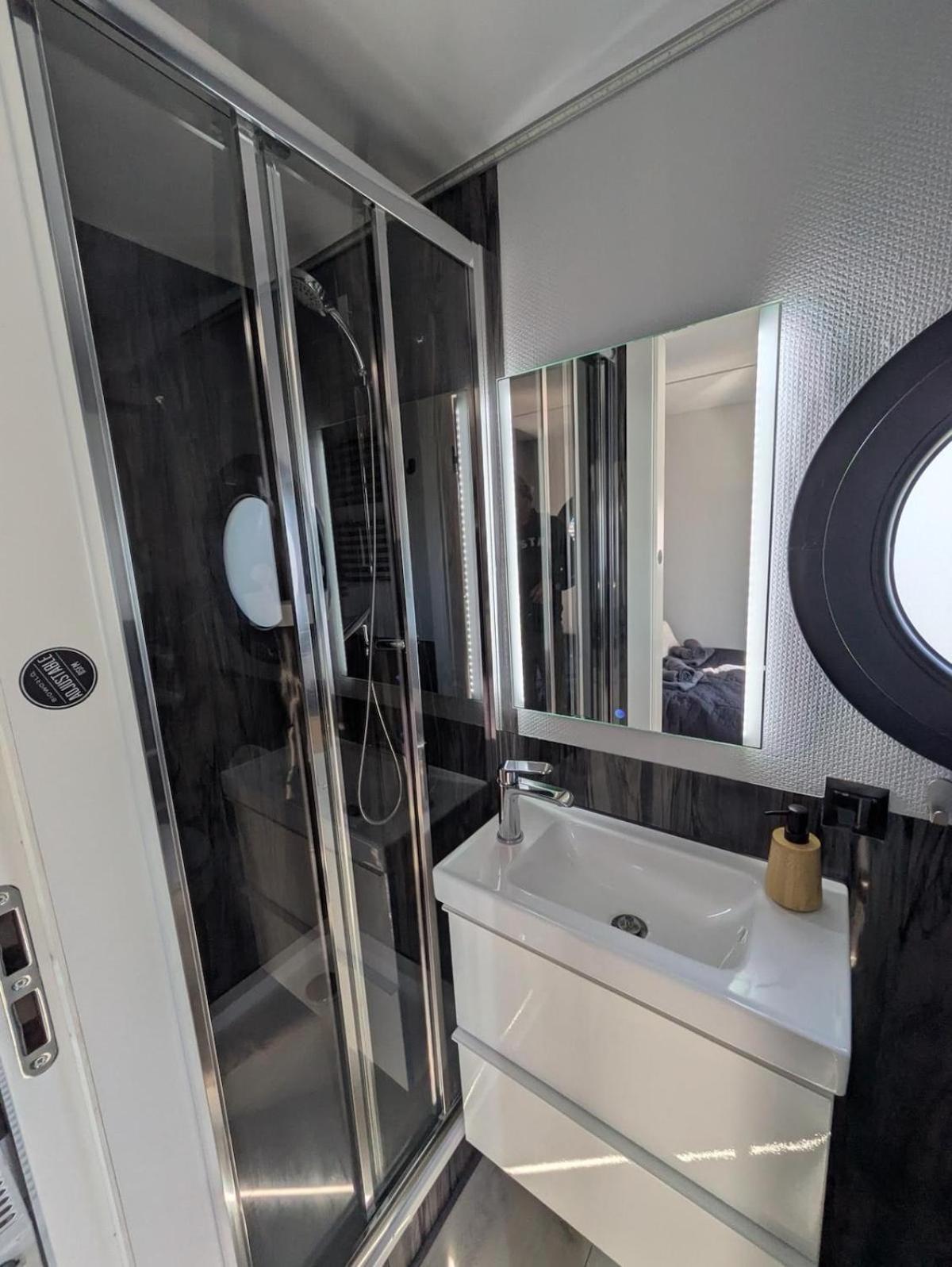 Comfi Winter houseboat Eclipse Monnickendam