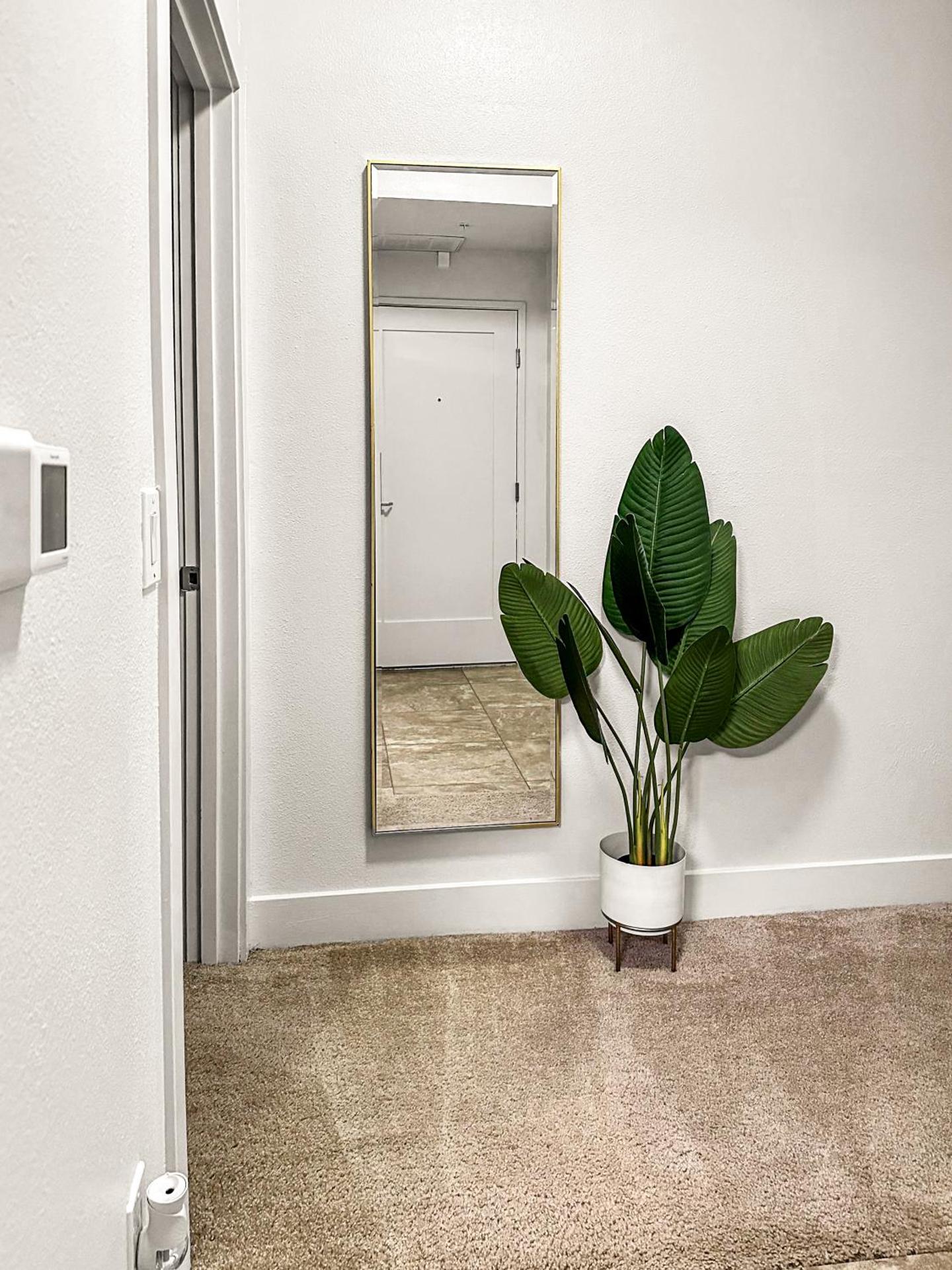 Studio Luxury Marina del Rey with parking gym pool