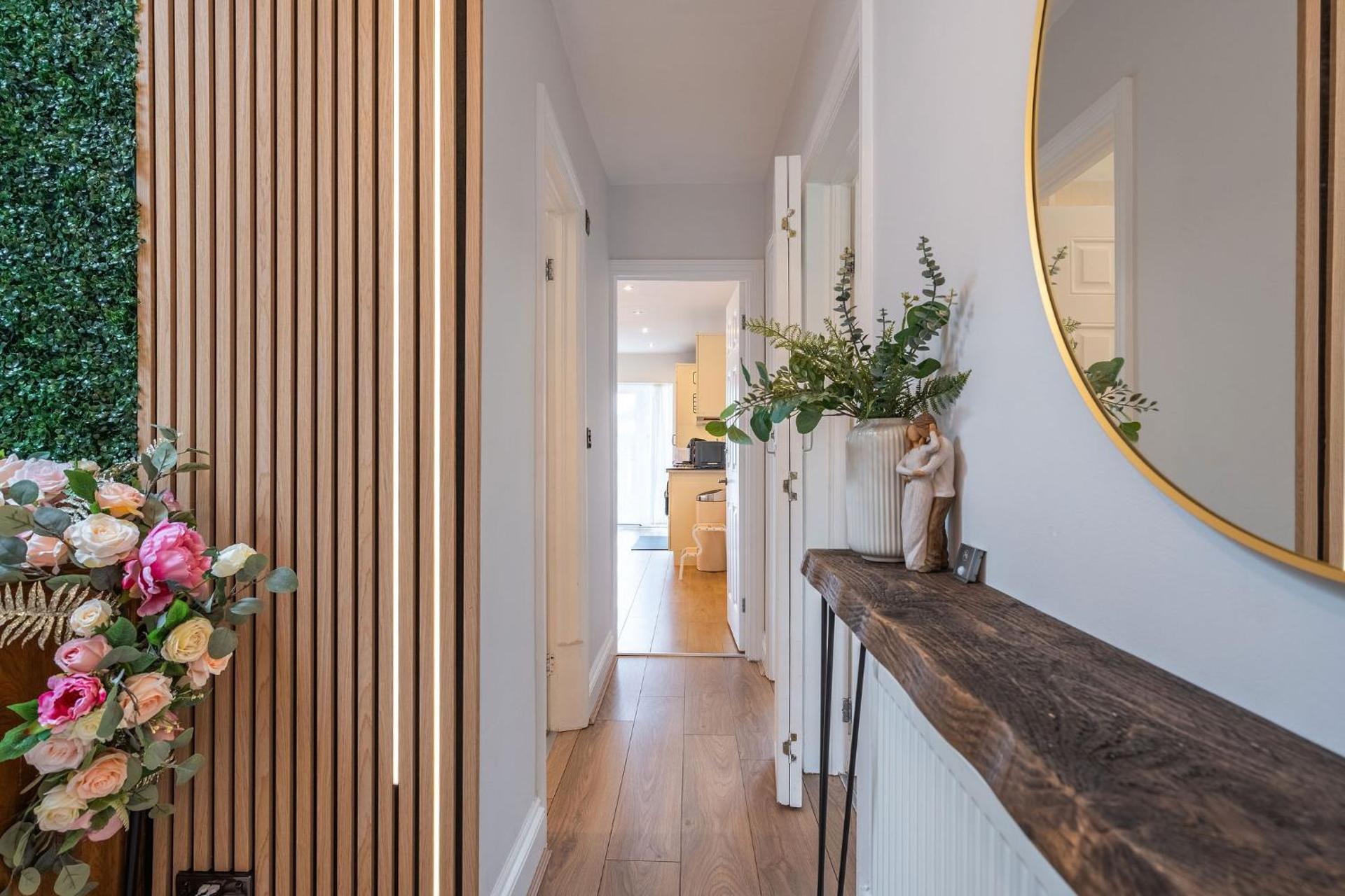 Nature Inspired Bungalow with 3 rooms - 10 mins from Manchester Airport