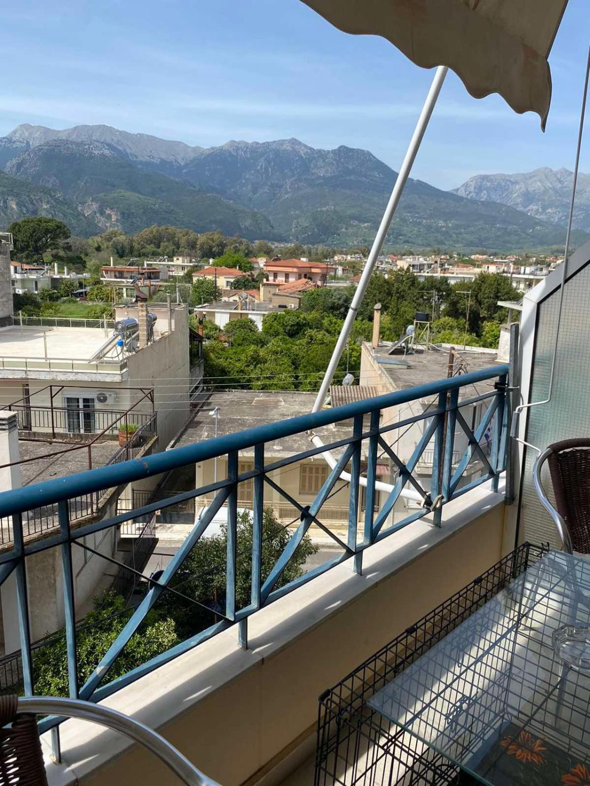 Central location! Spacious 2 bdrm with balcony