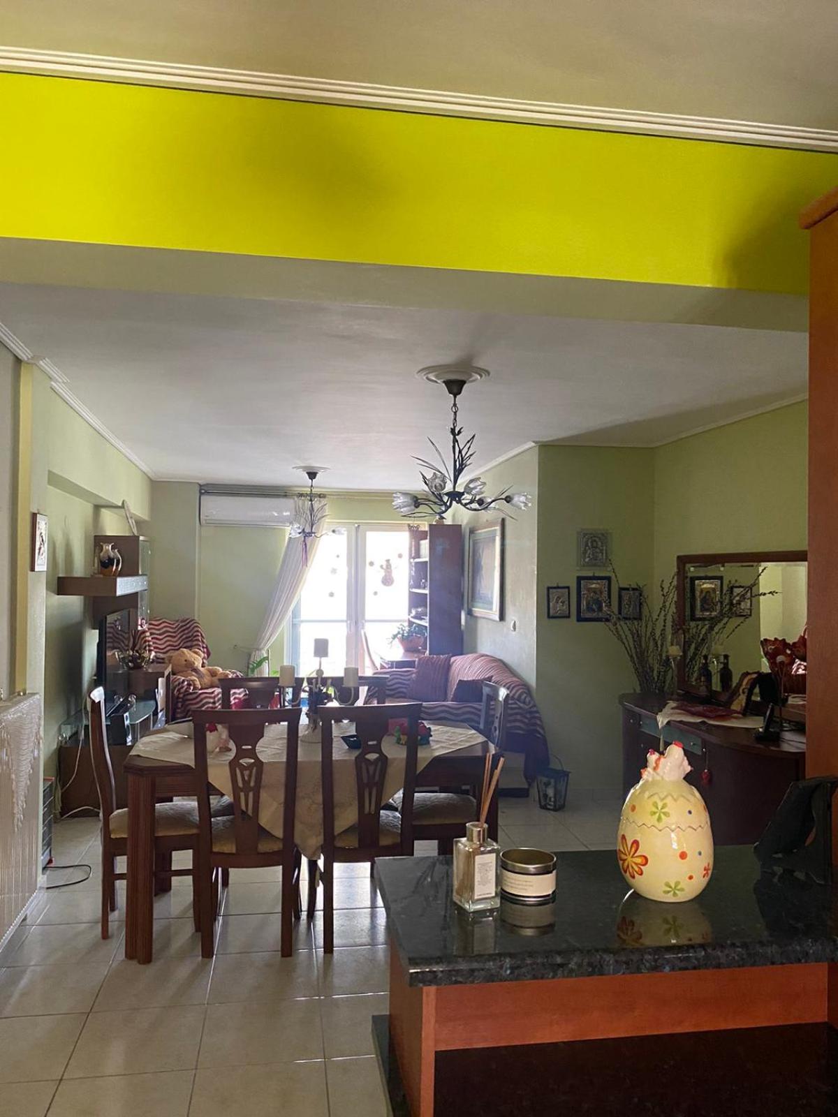 Central location! Spacious 2 bdrm with balcony