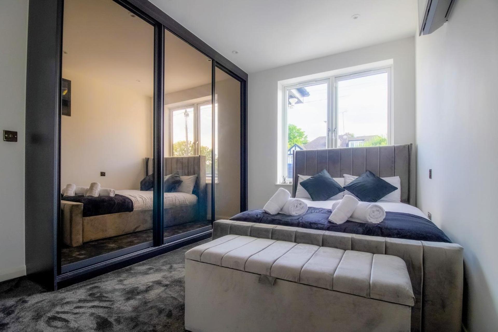 Luxury 4-Bedroom High-End Home, Includes Jacuzzi and Pool Table