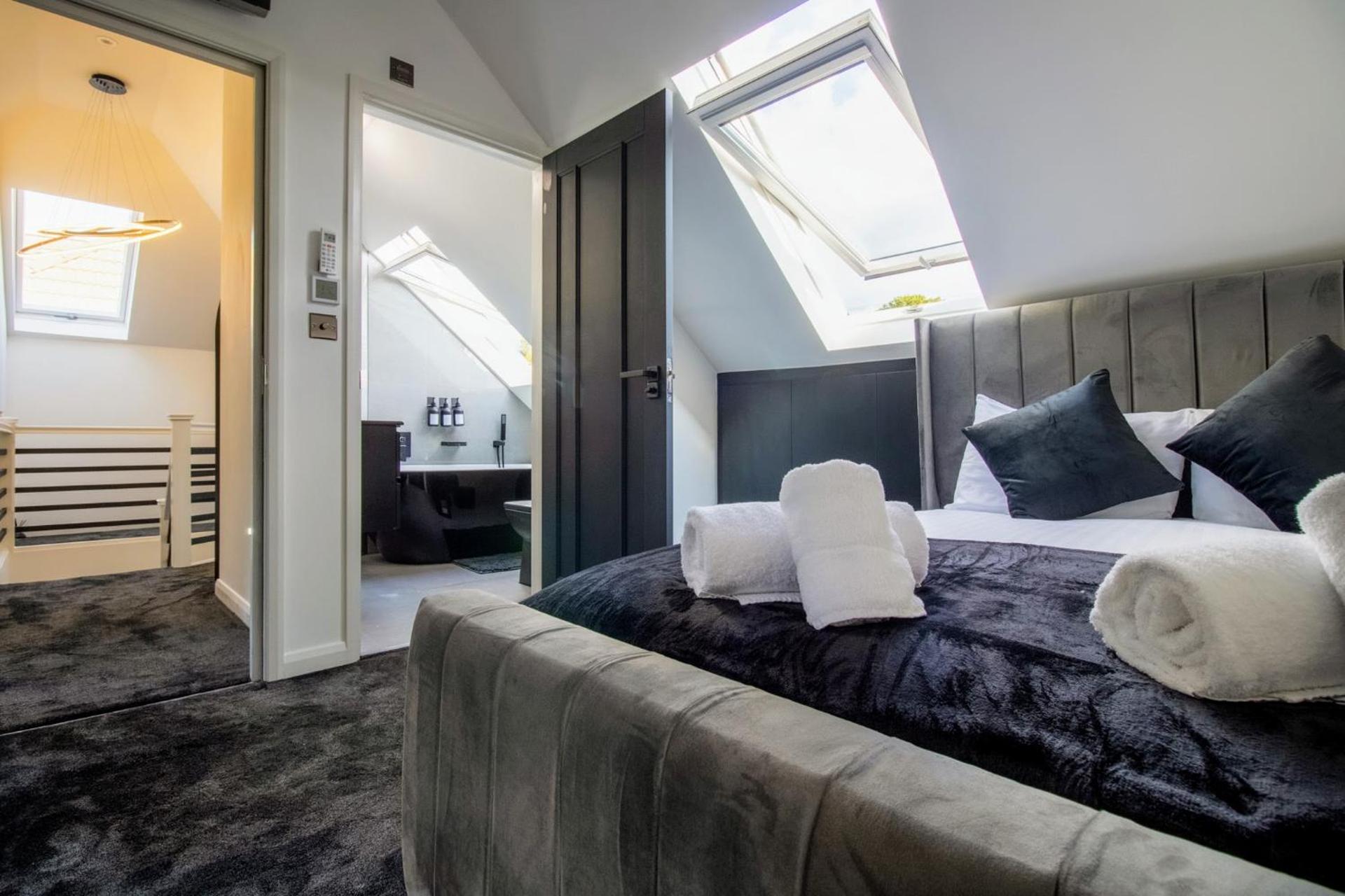 Luxury 4-Bedroom High-End Home, Includes Jacuzzi and Pool Table