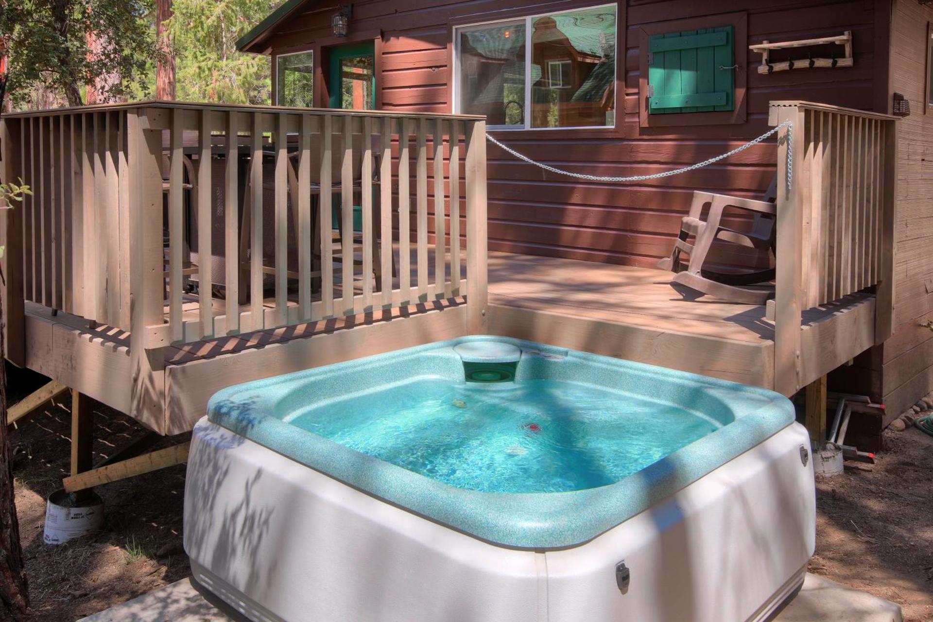 Beetlebark Bungalow- Inside Yosemite w/ hot tub EV charging cable