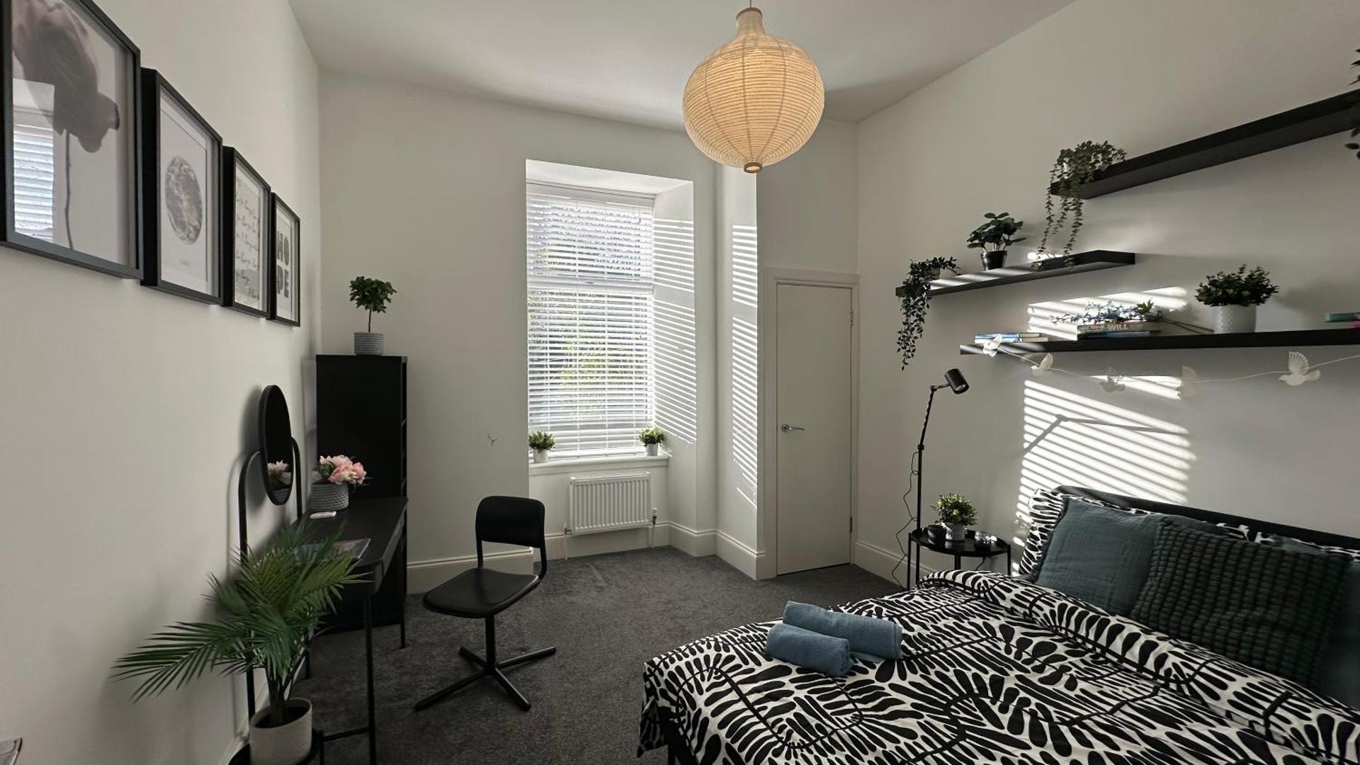 Bright and spacious apartment near Glasgow