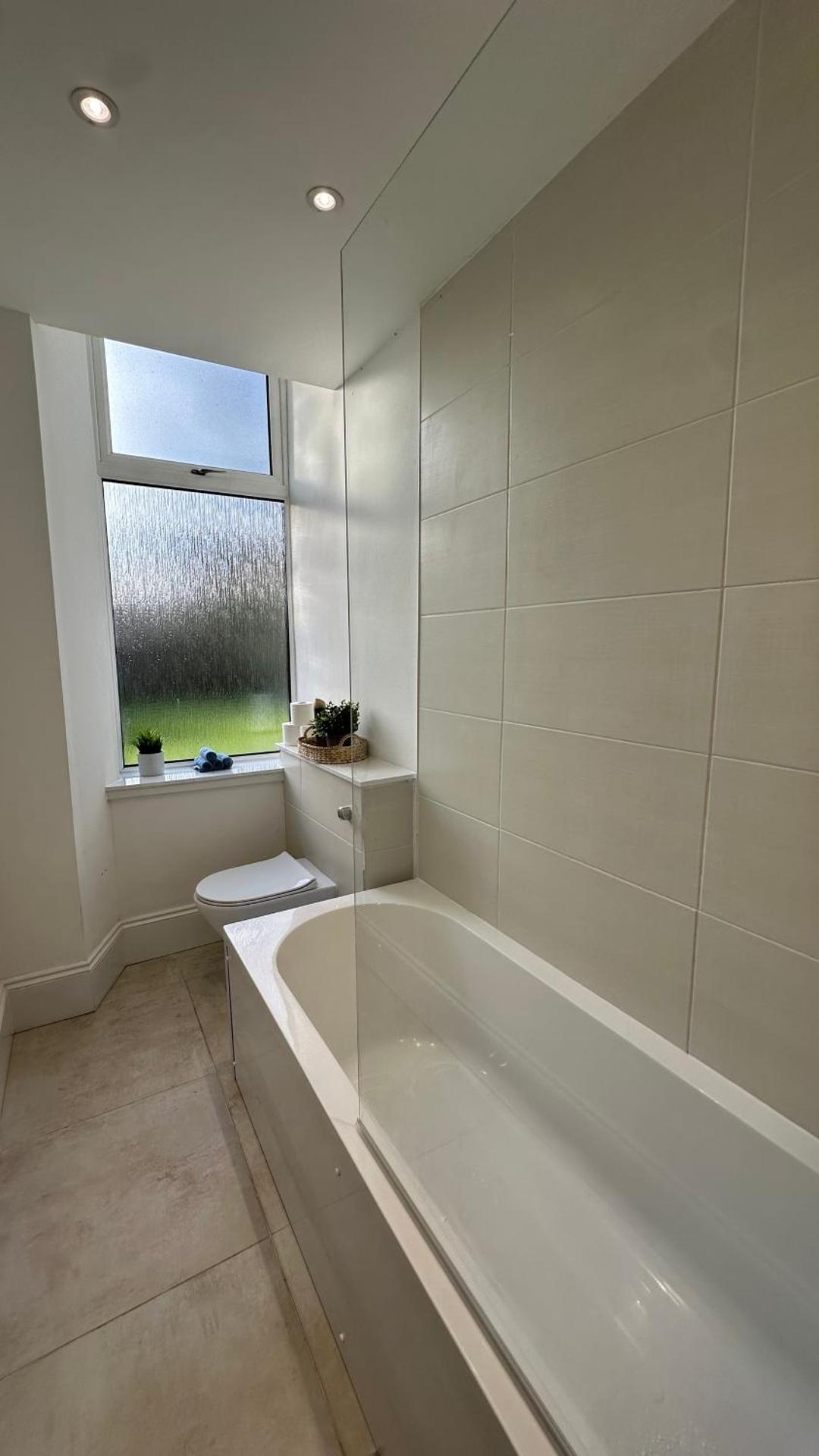 Bright and spacious apartment near Glasgow