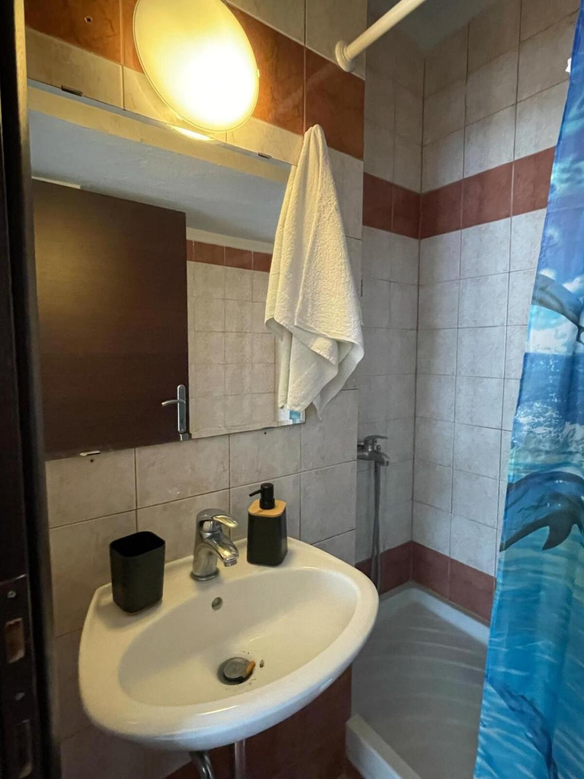 Μια ανάσα από τη θάλασσα, Αγία Τριάδα