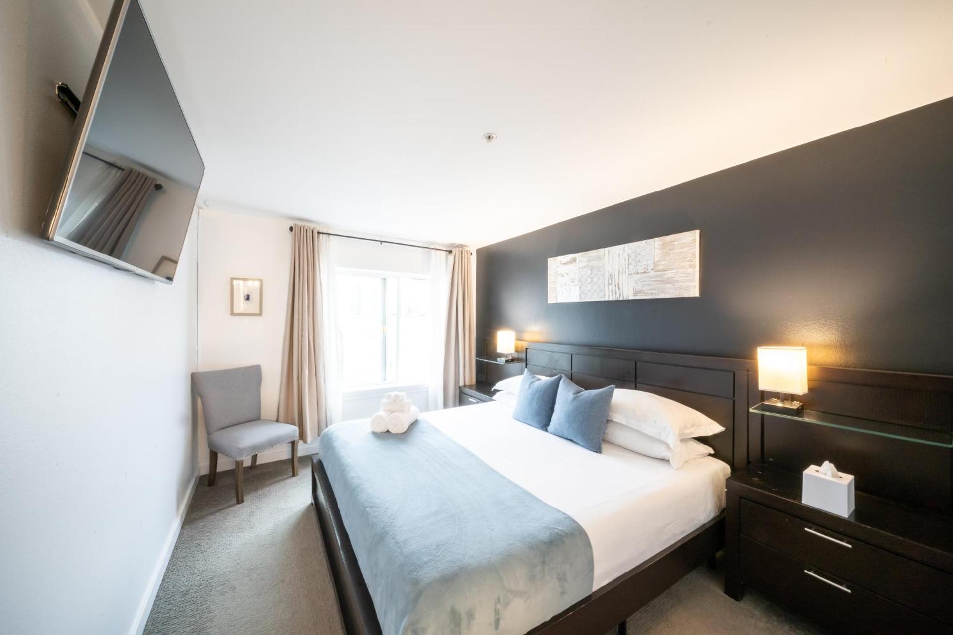 Modern Downtown Top Floor Penthouse With Bay Views