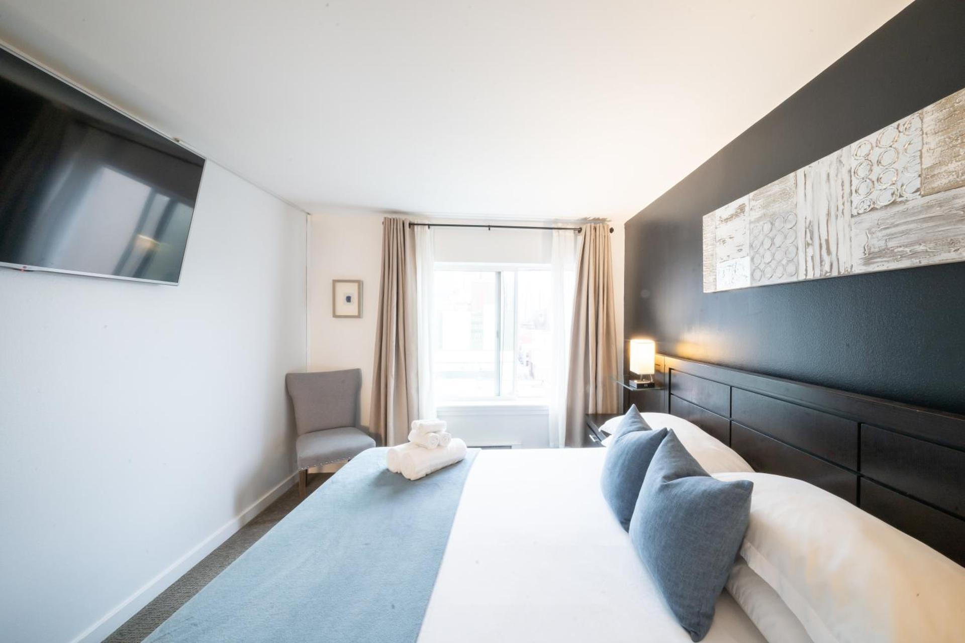 Modern Downtown Top Floor Penthouse With Bay Views