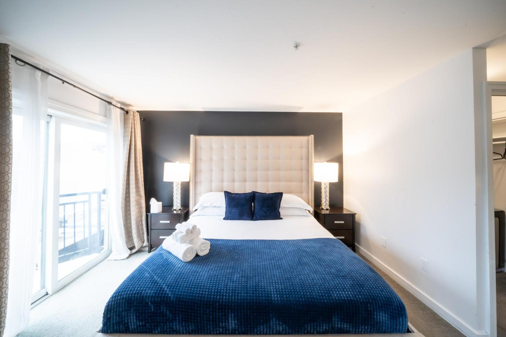 Modern Downtown Top Floor Penthouse With Bay Views