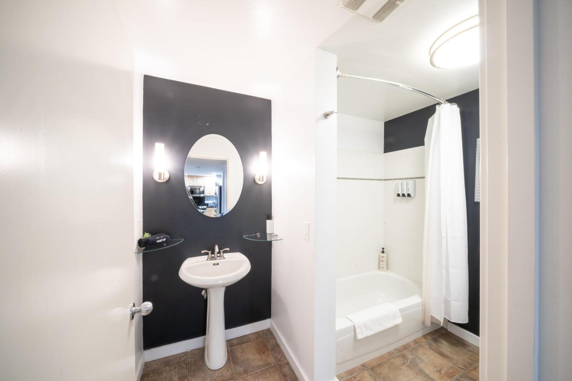 Modern Downtown Top Floor Penthouse With Bay Views