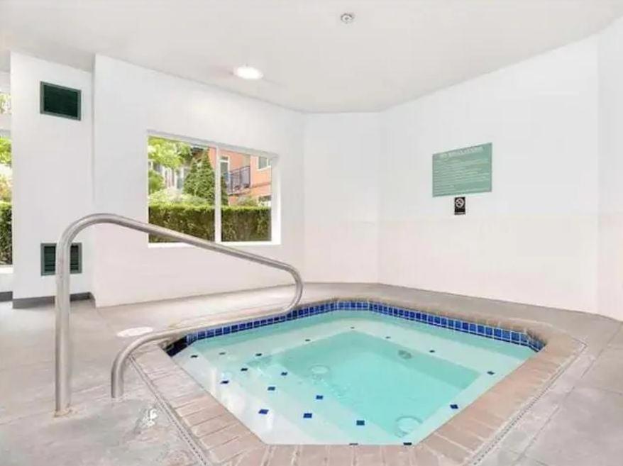 Modern Downtown Top Floor Penthouse With Bay Views