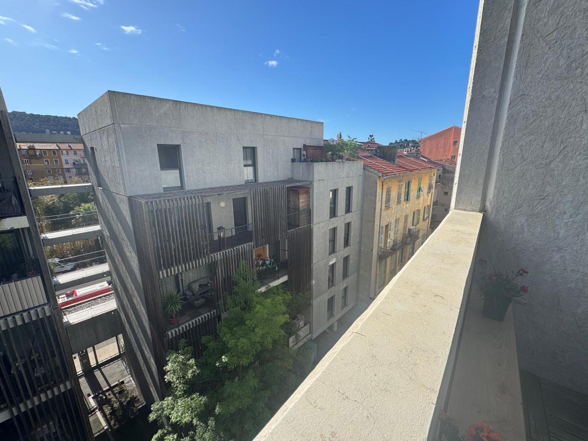 Beau Studio avec belle terrasse au centre ville de Nice
