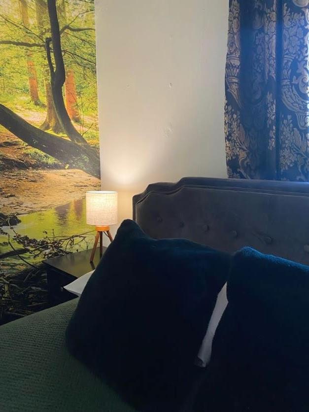 Hunters Hideaway-Hot Tub-Wiltshire-Groups