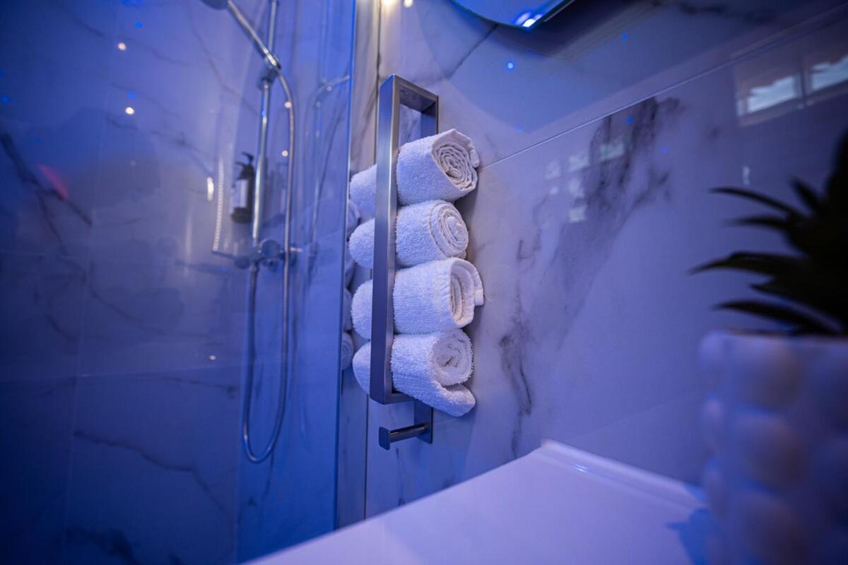 Beautiful Skyline Suite 30 minutes from Paris!