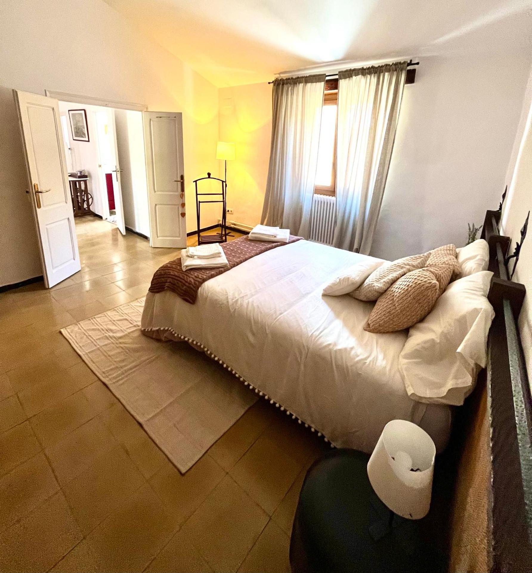 Casa con jardín y barbacoa