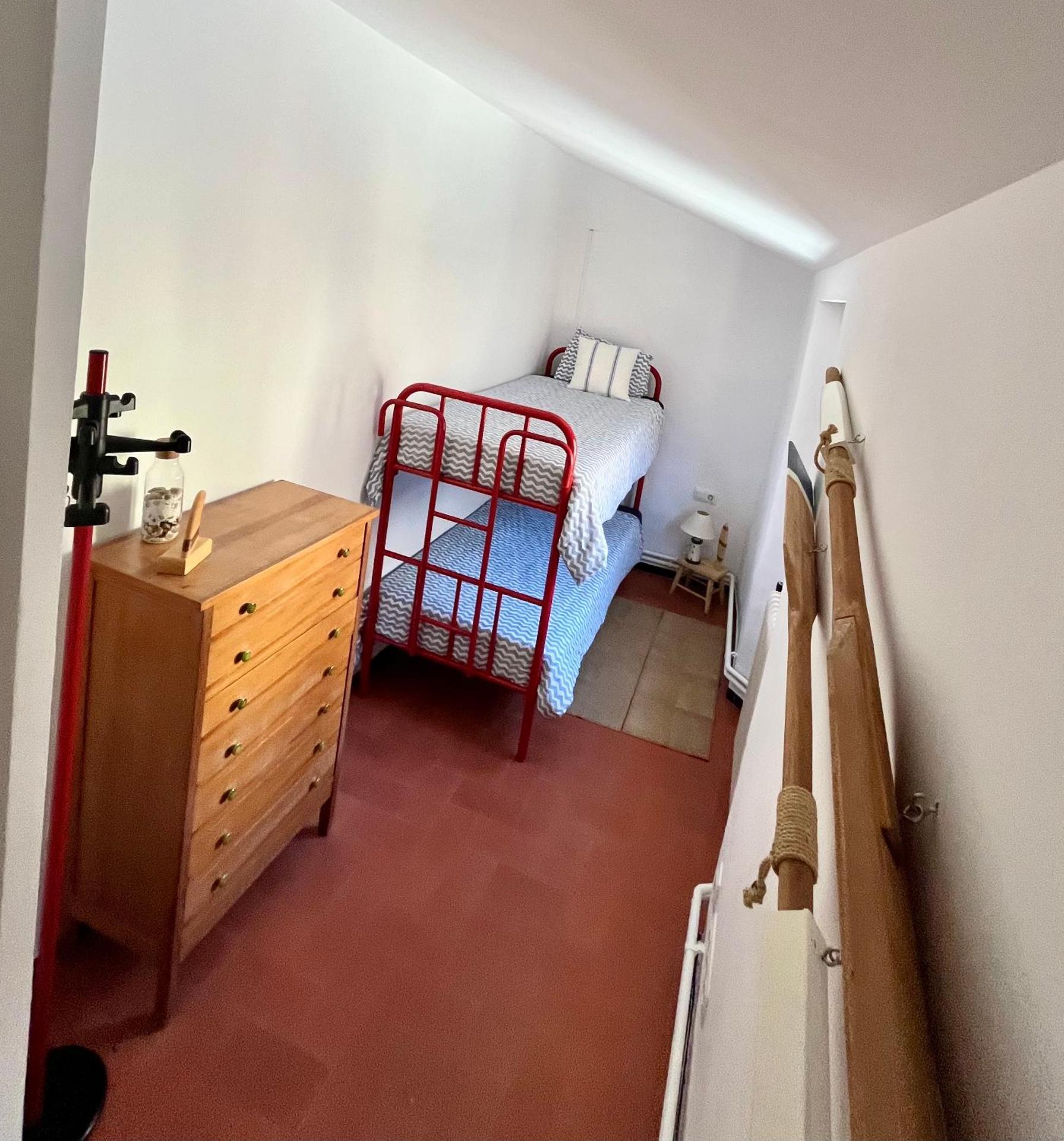 Casa con jardín y barbacoa