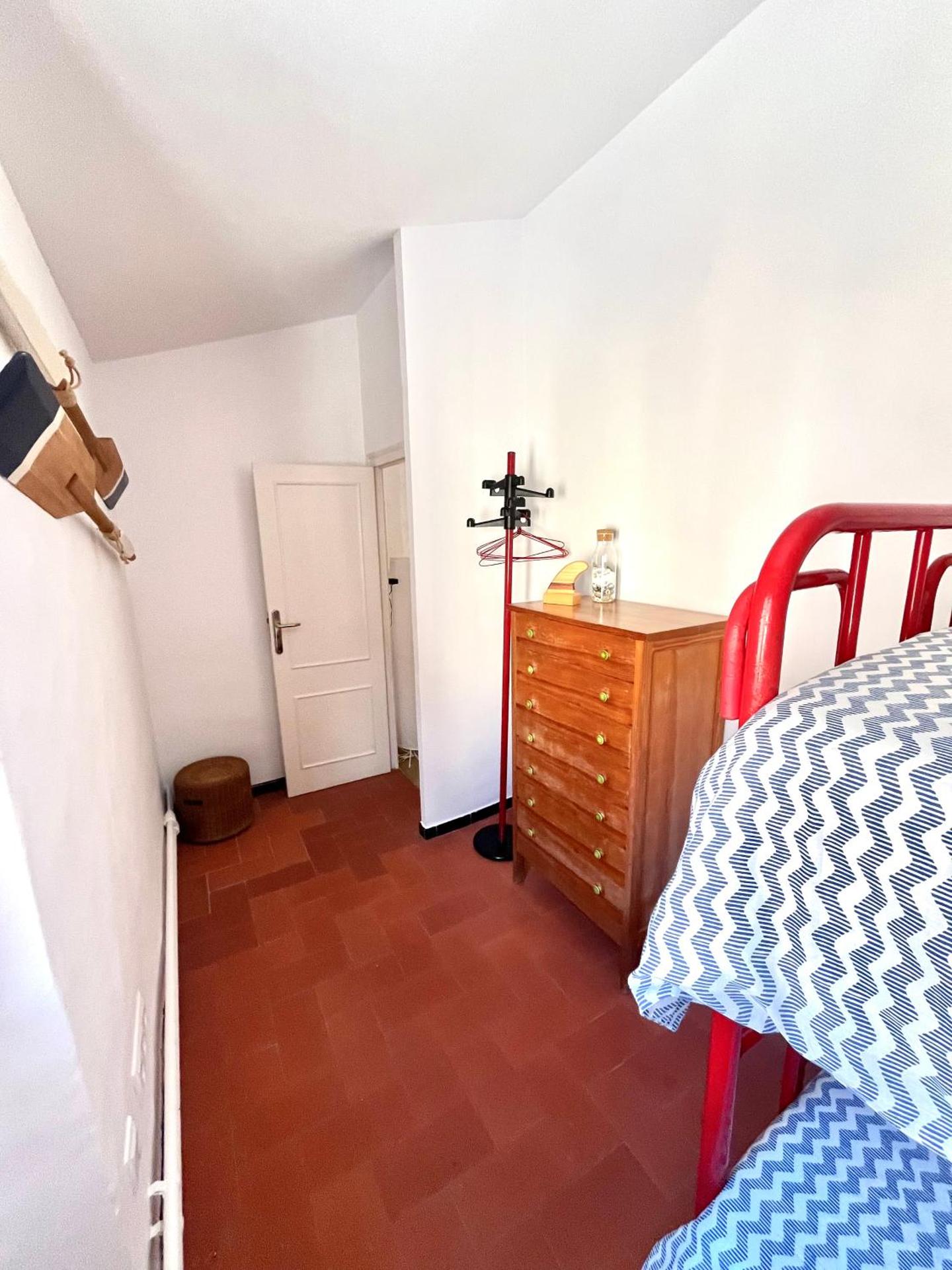 Casa con jardín y barbacoa