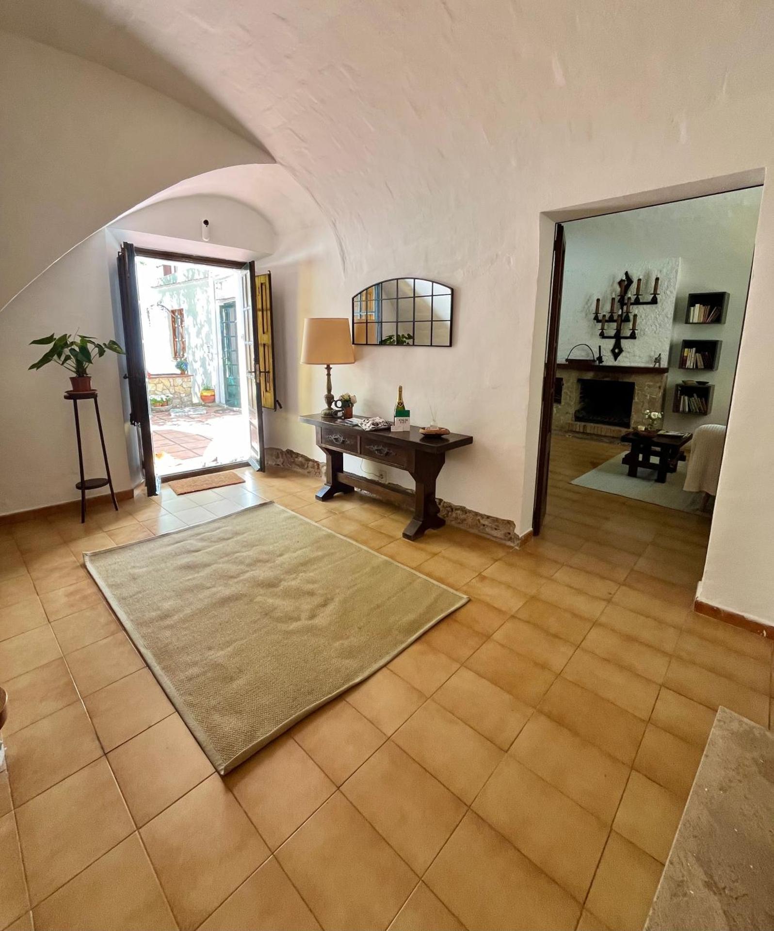 Casa con jardín y barbacoa