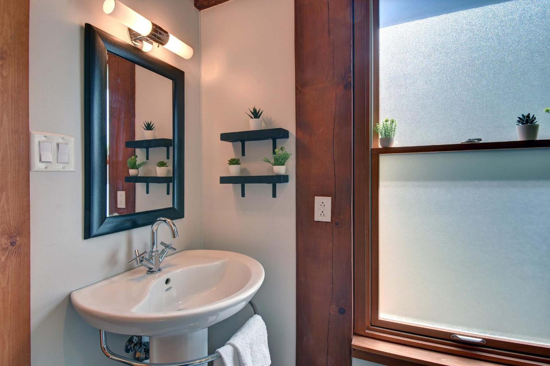 Family friends lake access & hot tub