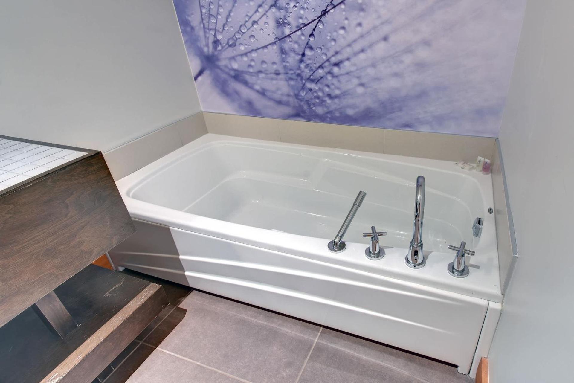 Family friends lake access & hot tub