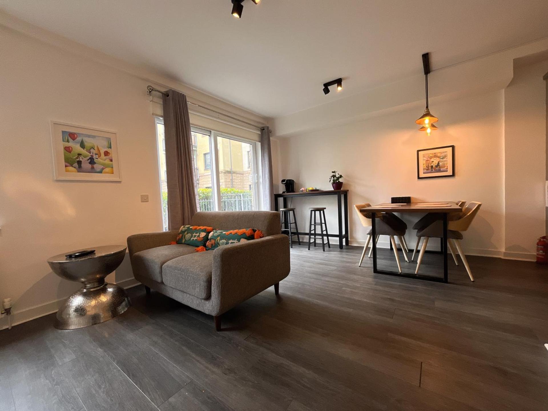 Apartment 2 bath free parking