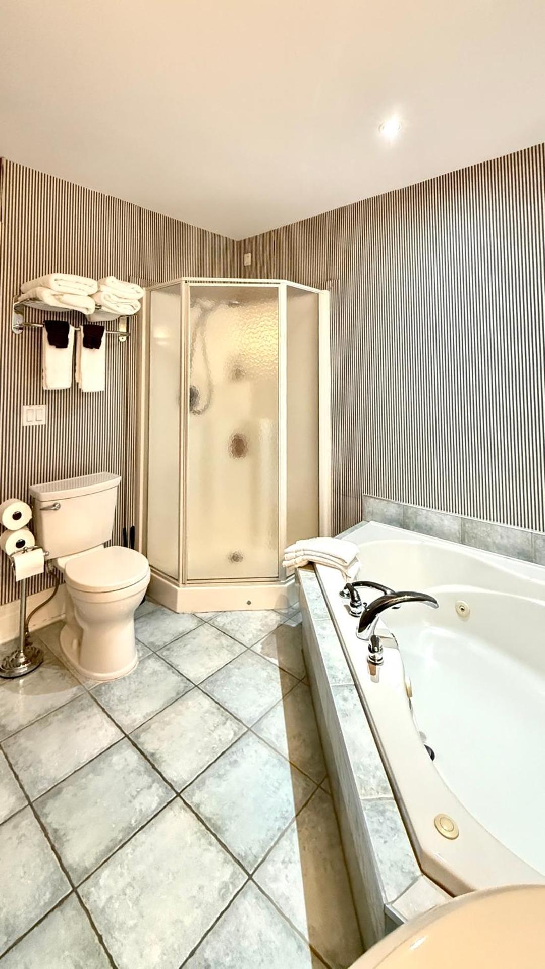 Adorable 2-bedroom unit with jacuzzi beside falls