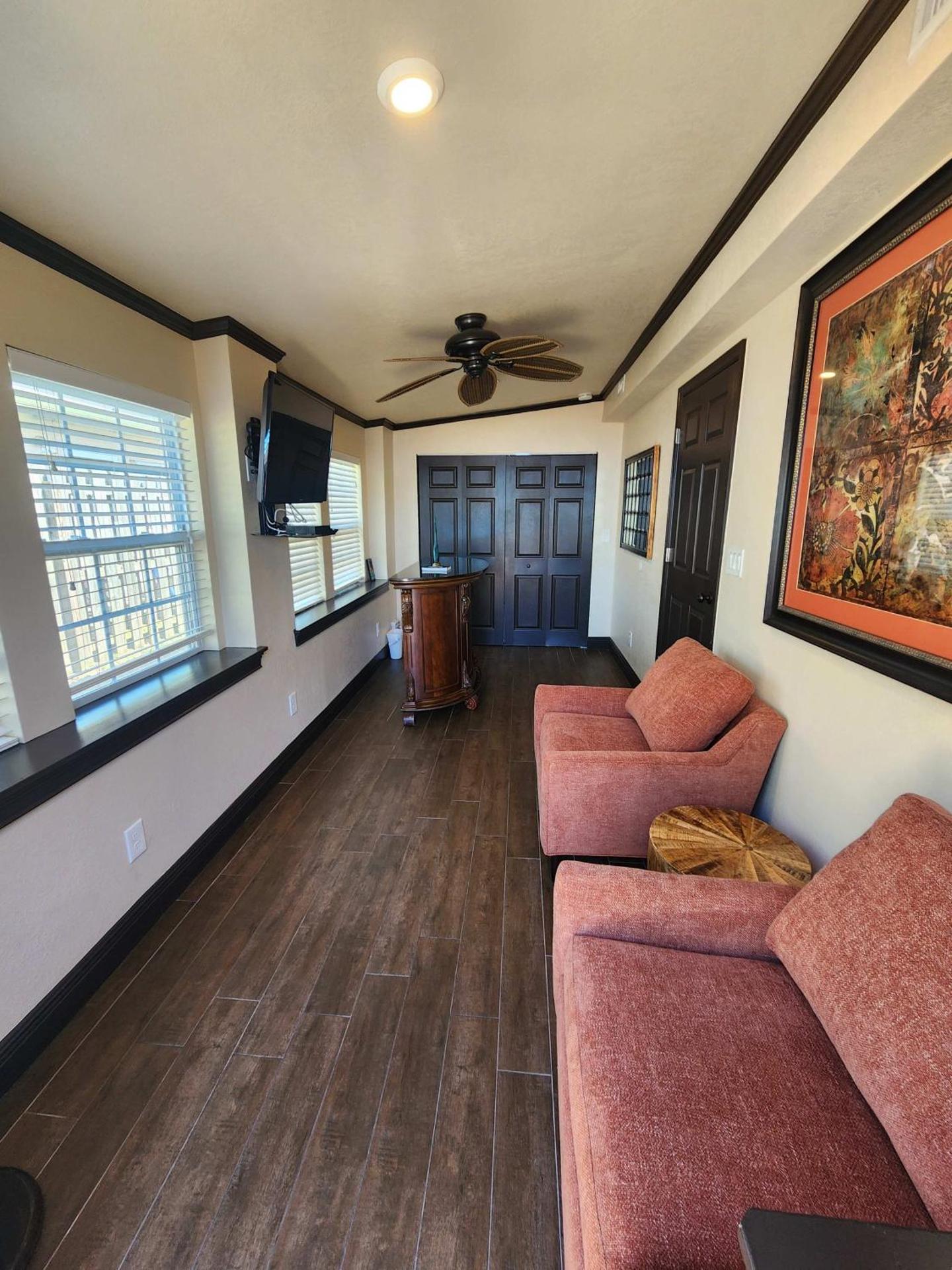 Tahitian Cottage - Heated Pool Walk to the Beach