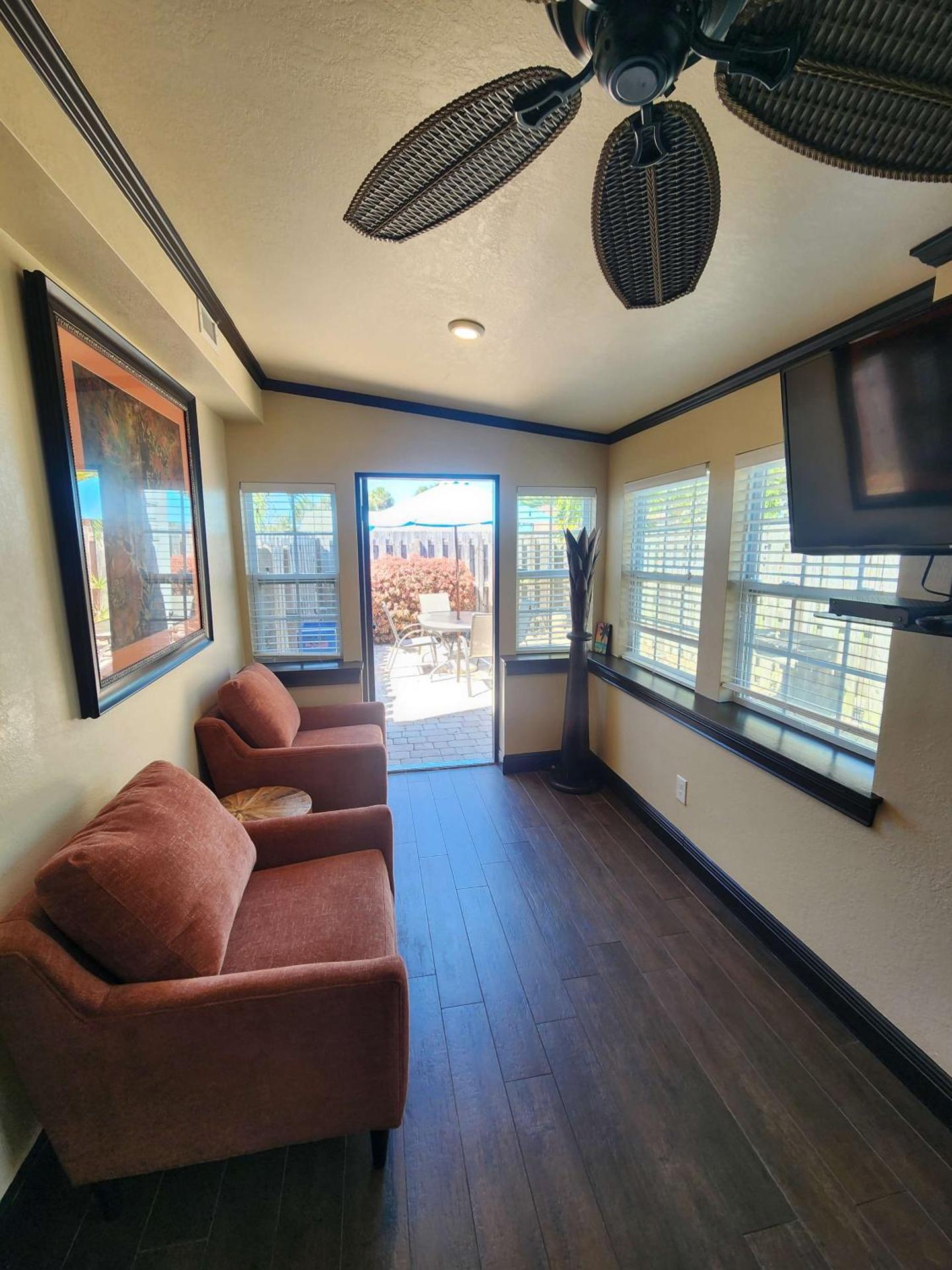 Tahitian Cottage - Heated Pool Walk to the Beach